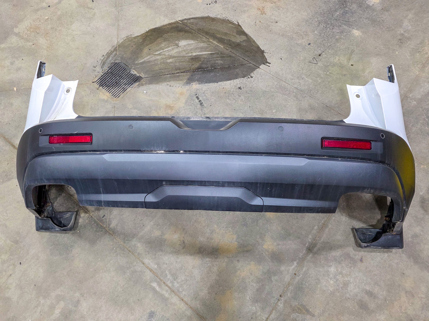 2020-2021 GMC Acadia REAR BUMPER Assembly BACK 84769843, 84261221, 84815619, 84815618, 84842837, 84842846, 84603025, 84931850 - view 2