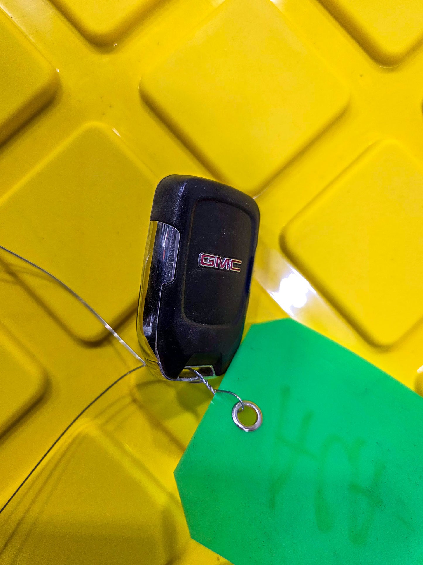 2021-2024 GMC Acadia Keyless Entry Transmitter. Remote Control Door Lock and Theft Deterrent Transmitter 13547797 - view 2