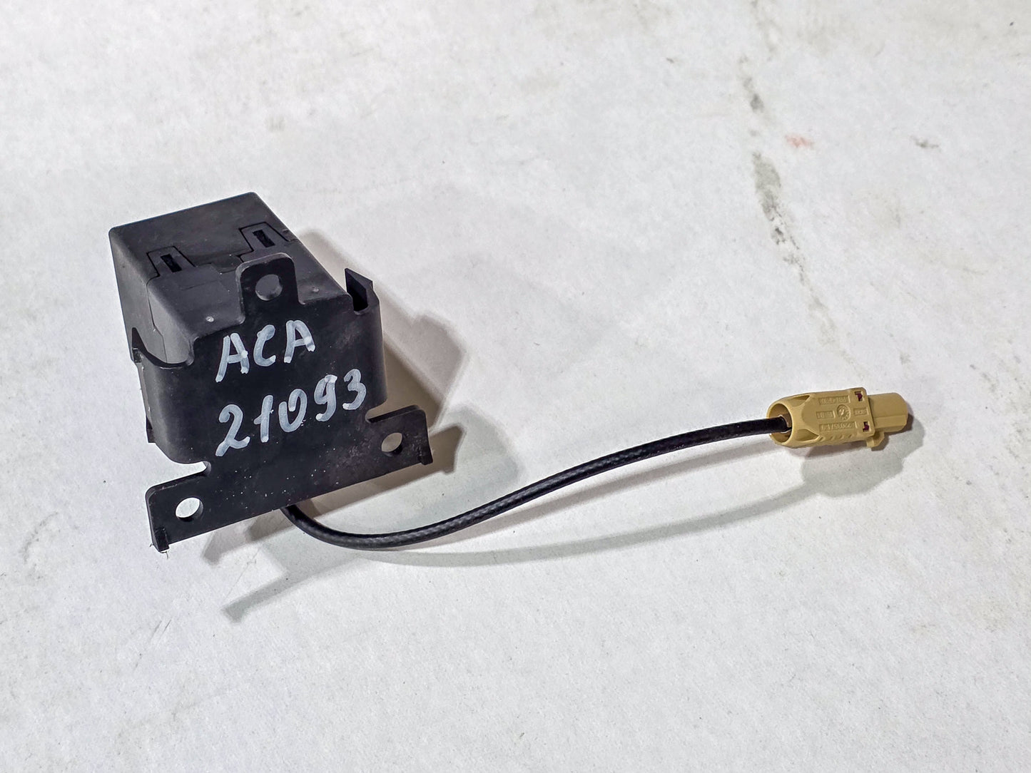 2020-2025 GMC Acadia Mobile Phone Antenna 84610506, 84421441 - view 2