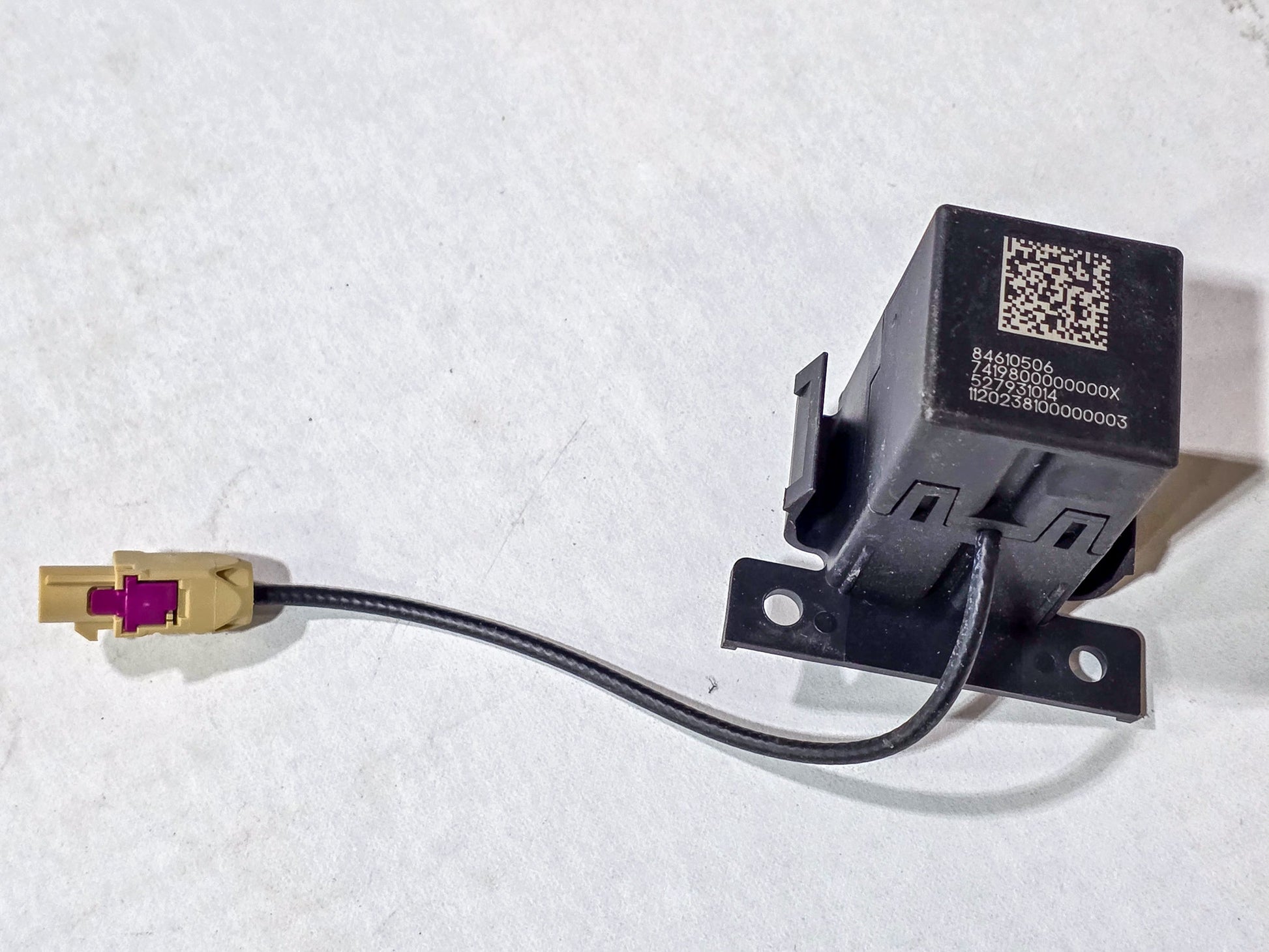 2020-2025 GMC Acadia Mobile Phone Antenna 84610506, 84421441