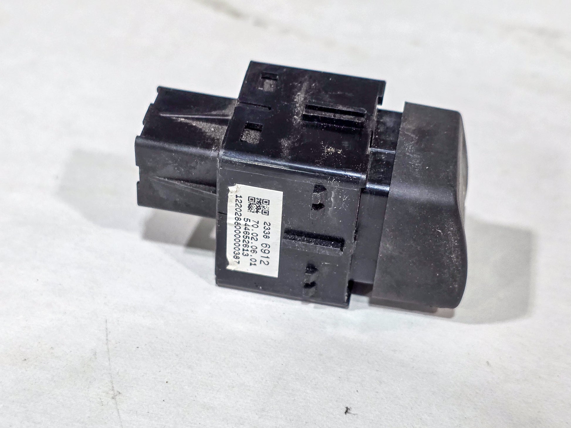 2021 GMC Acadia Hand Parking Brake Switch 23366912 - view 2