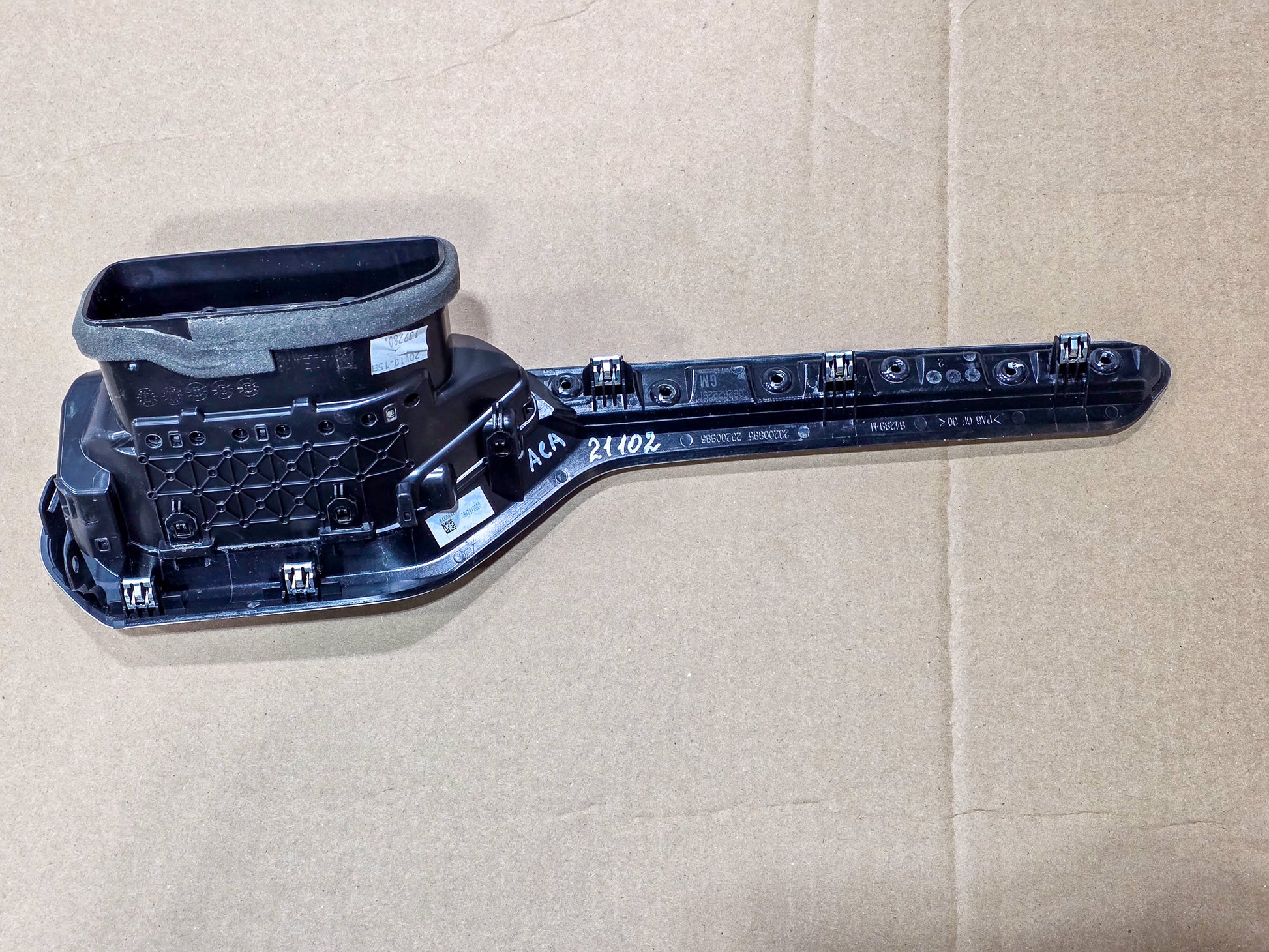 2020-2023 GMC Acadia  Dash Right Side Outer Air Vent Grill Bezel OEM 84606126 - view 3