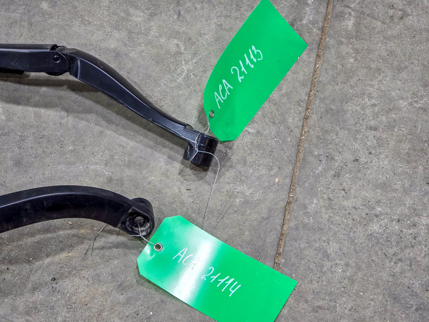 2017-2025 GMC Acadia Passenger and Driver Side Wiper Blade Set 84586337, 84580859 - view 2