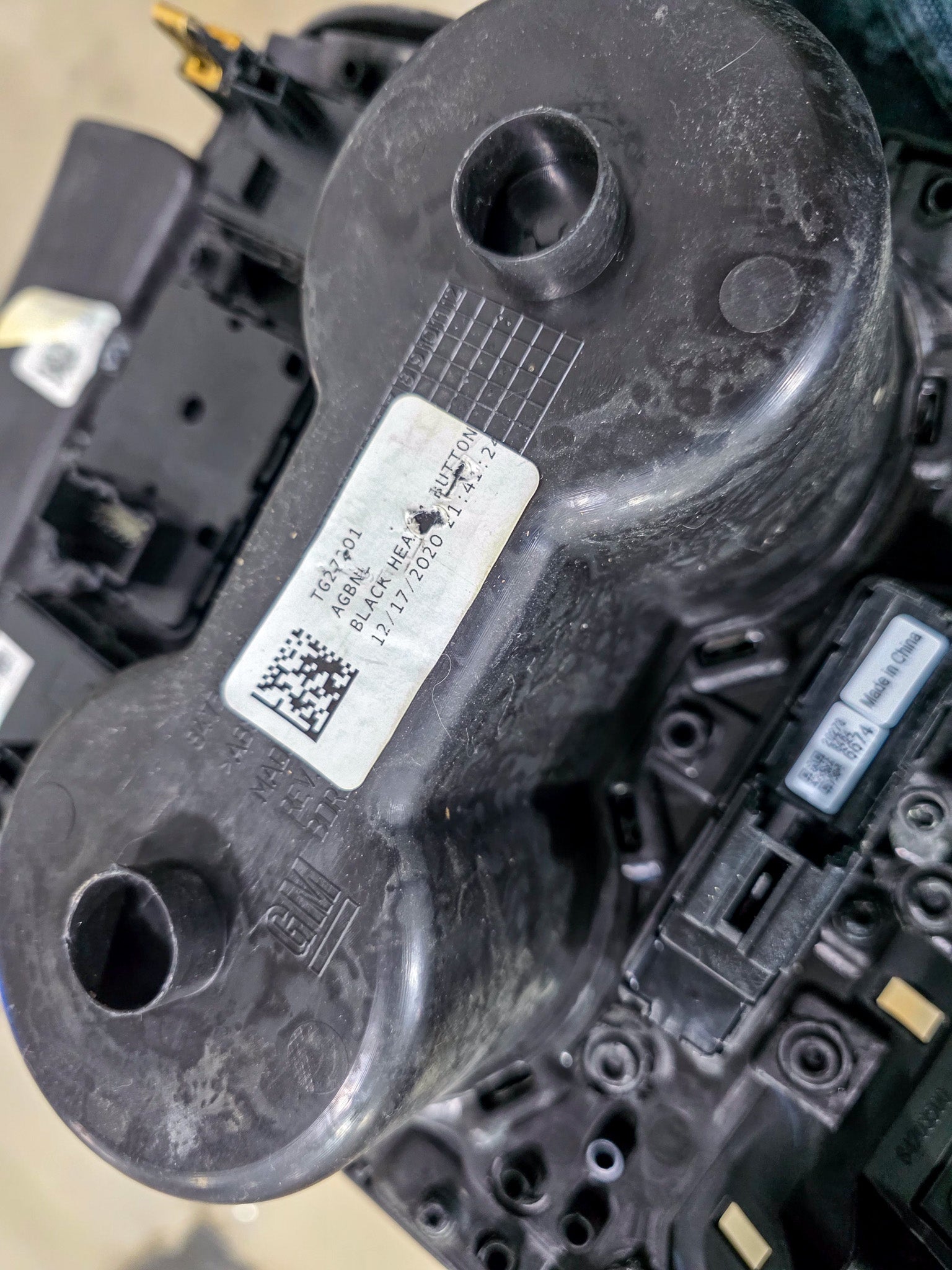 2017-2025 GMC Acadia Center Console, Transmission Shift Button Assembly, Receptacle, Hazard Light & Traction Control Switch, Front Right Left Side Seat Heater Switch, Trim Plate 84769914, 13529869, 84646674, 84693327, 84736648 - view 8