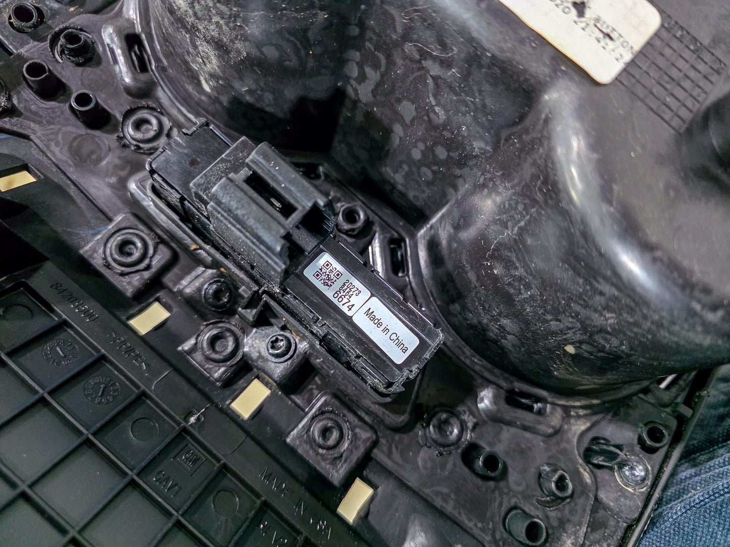 2017-2025 GMC Acadia Center Console, Transmission Shift Button Assembly, Receptacle, Hazard Light & Traction Control Switch, Front Right Left Side Seat Heater Switch, Trim Plate 84769914, 13529869, 84646674, 84693327, 84736648 - view 9