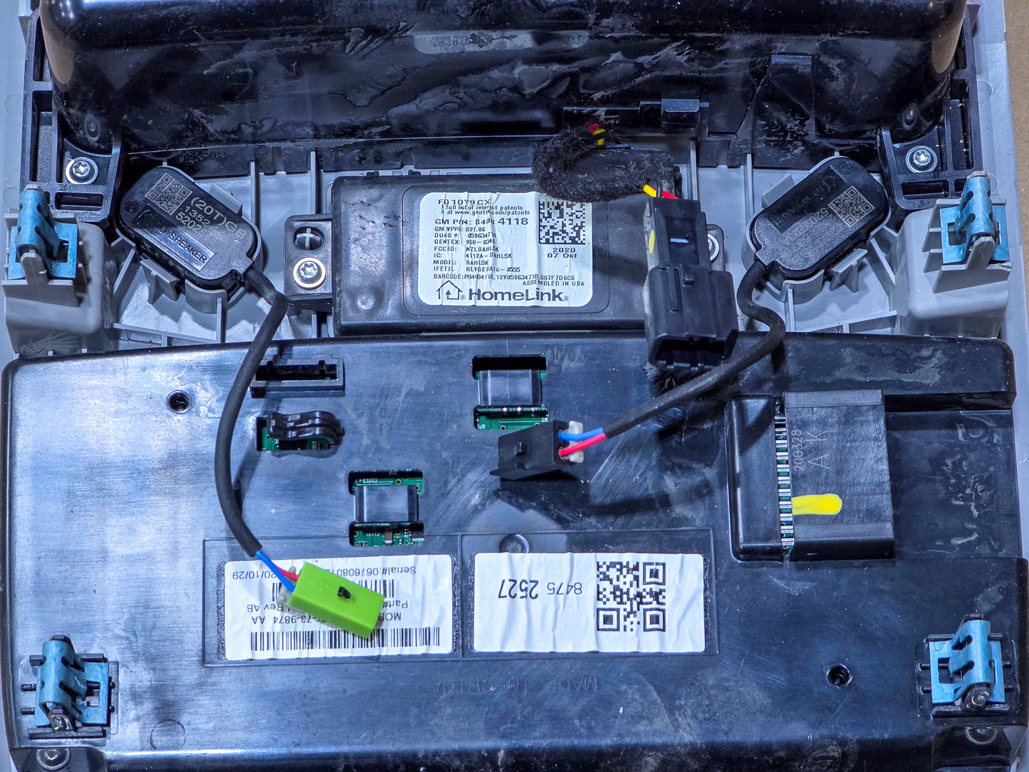 2018-2025 GMC Acadia Roof Overhead Console Gray 84752527, 84179168, 84329488, 84422319, 84614630, 84868469, 86593265, 85550972 - view 3