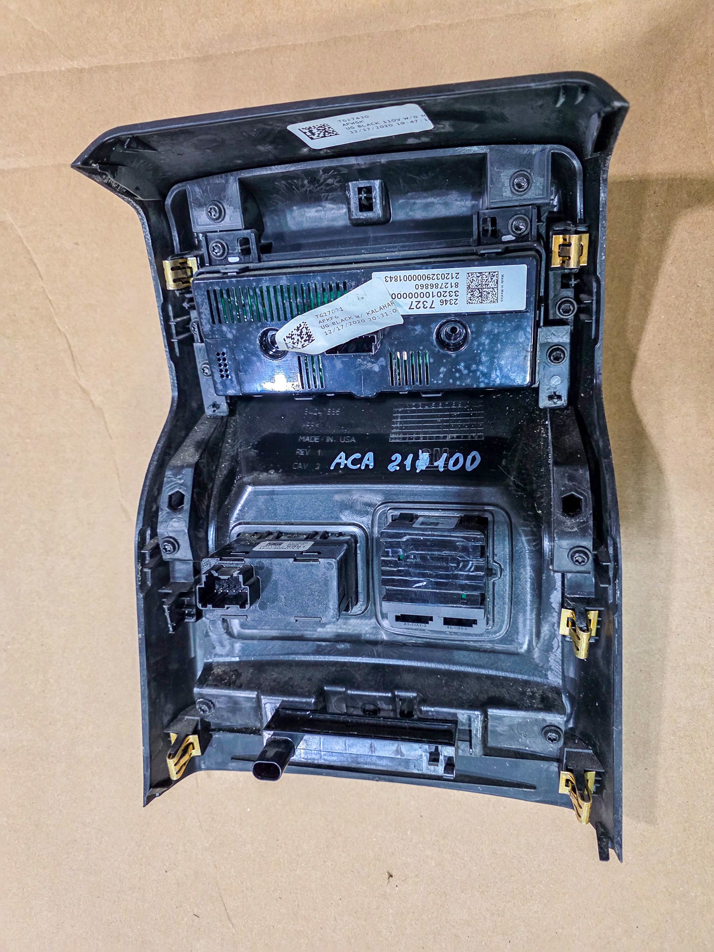 2017-2022 GMC Acadia Display and Control Panel - view 2