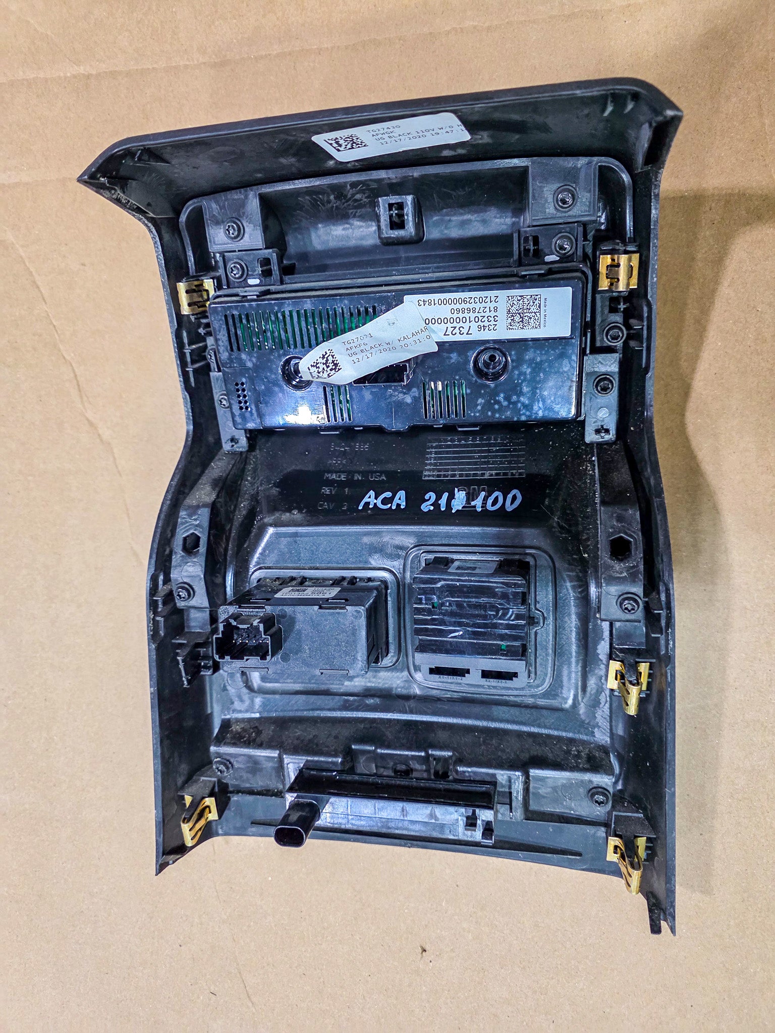 2017-2022 GMC Acadia Display and Control Panel - view 2
