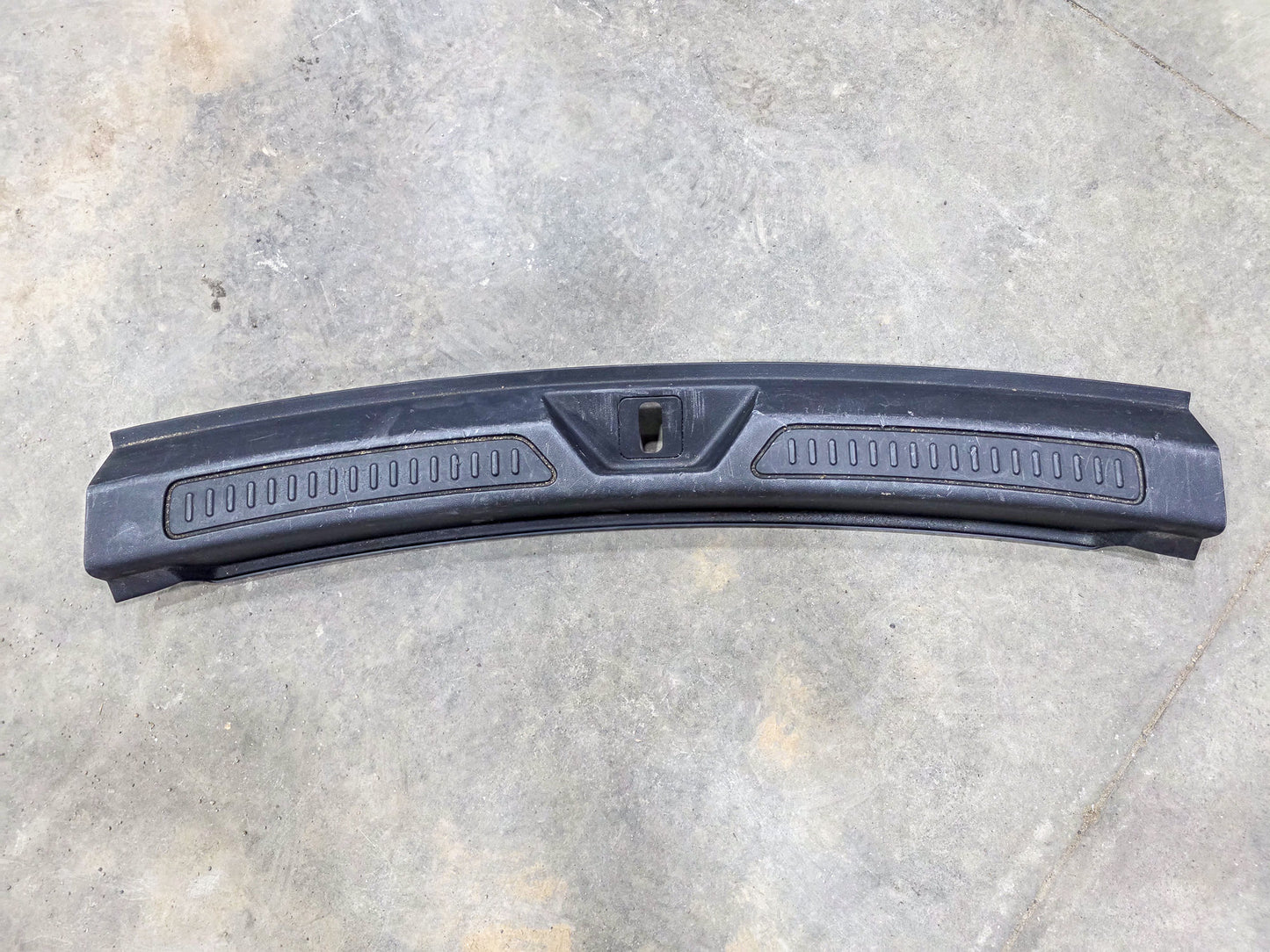 2017-2023 GMC Acadia Rear Trunk Sill Scuff Trim Panel Liftgate Sill Plate 23446902