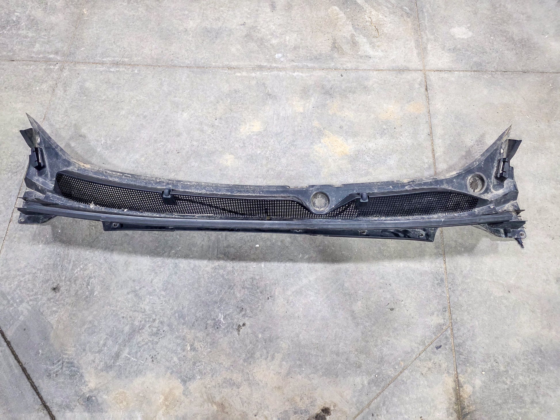 2020-2023 GMC Acadia Front Windshield Cowl Vent Panel Cover 84666336