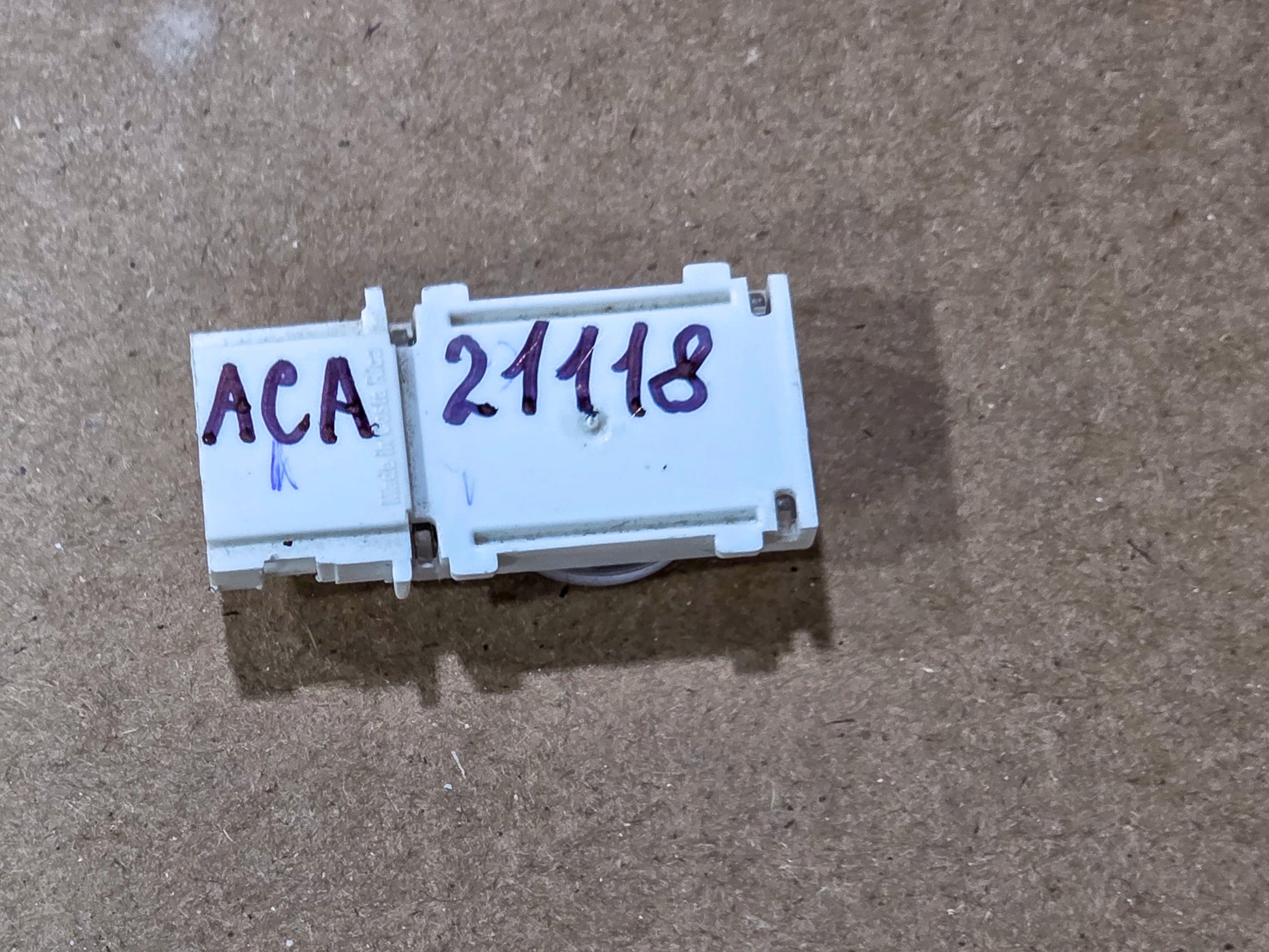 2017-2023 GMC Acadia Front Floor Courtesy Lamp 13595178 - view 3