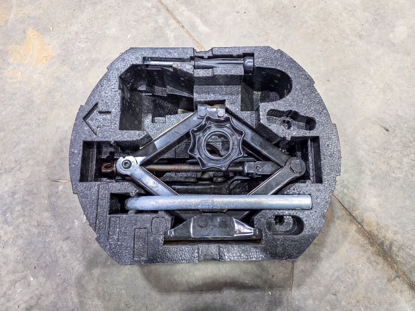 2011-2018 Volkswagen Jetta Jack Tool Kit Foam Lug Wrench 5C0012115 OEM 5c0012115