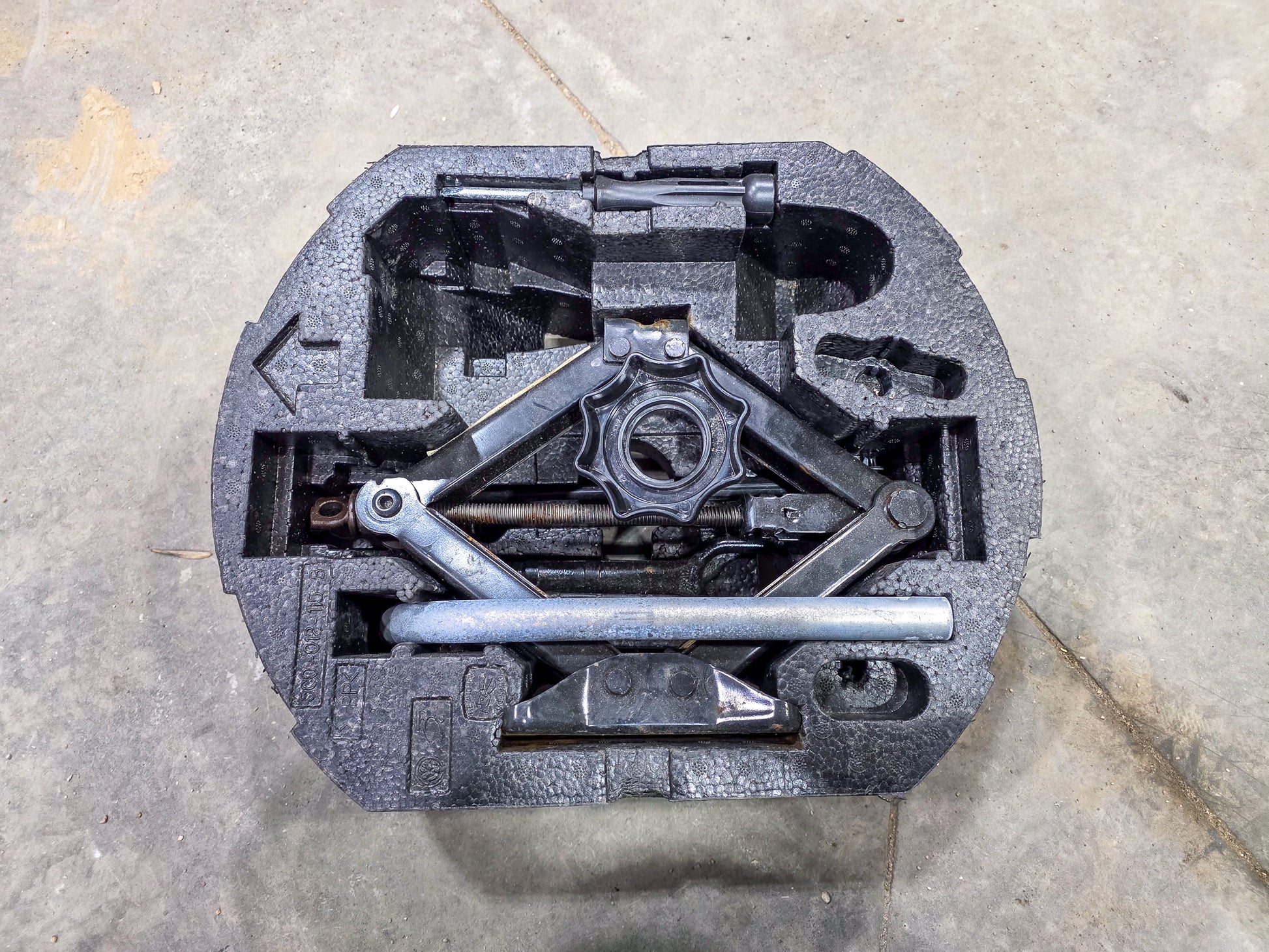 2011-2018 Volkswagen Jetta Jack Tool Kit Foam Lug Wrench 5C0012115 OEM 5c0012115