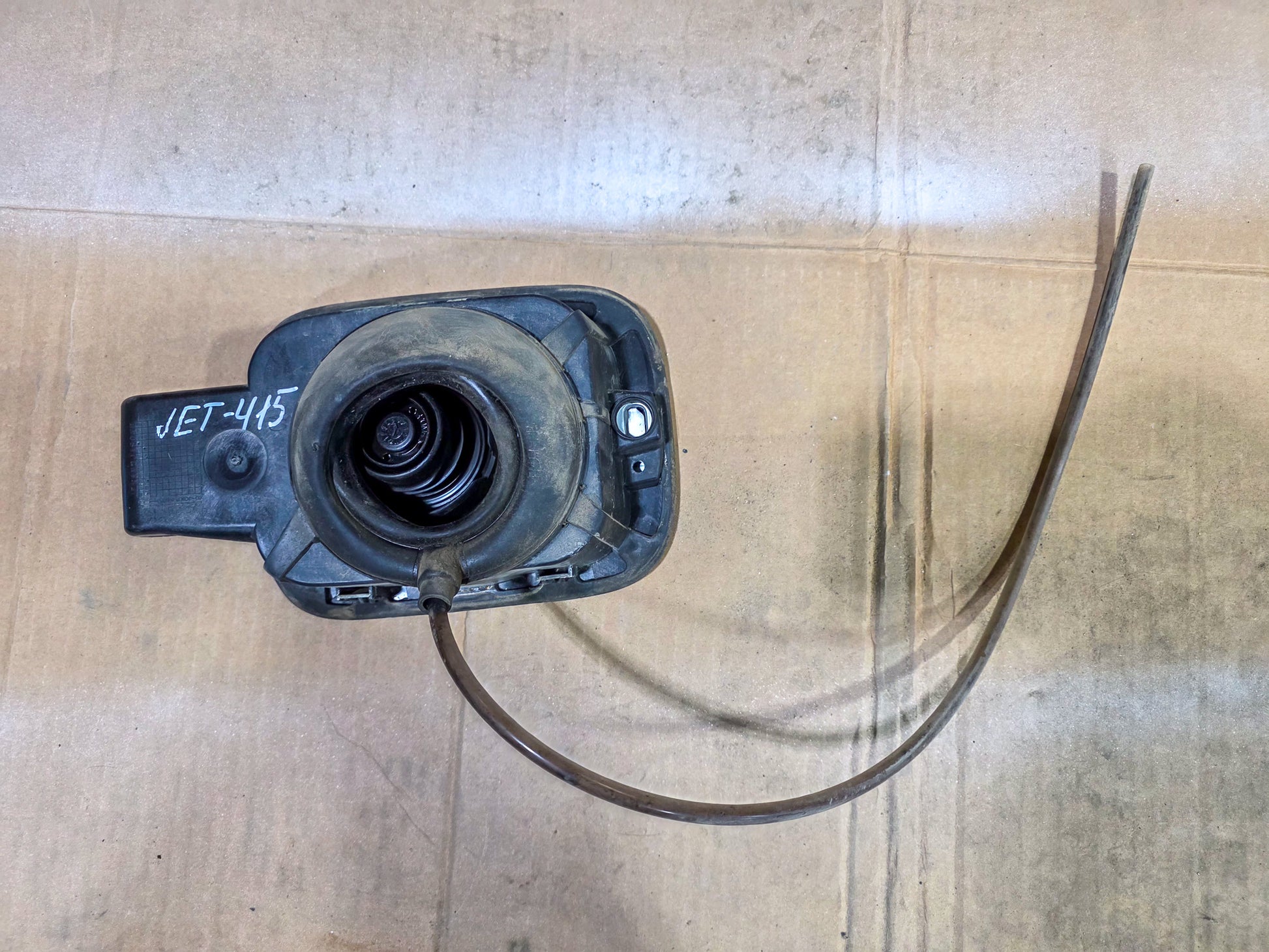 2011-2018 Volkswagen Jetta Fuel Tank Filler Door 5c6809999 - view 4