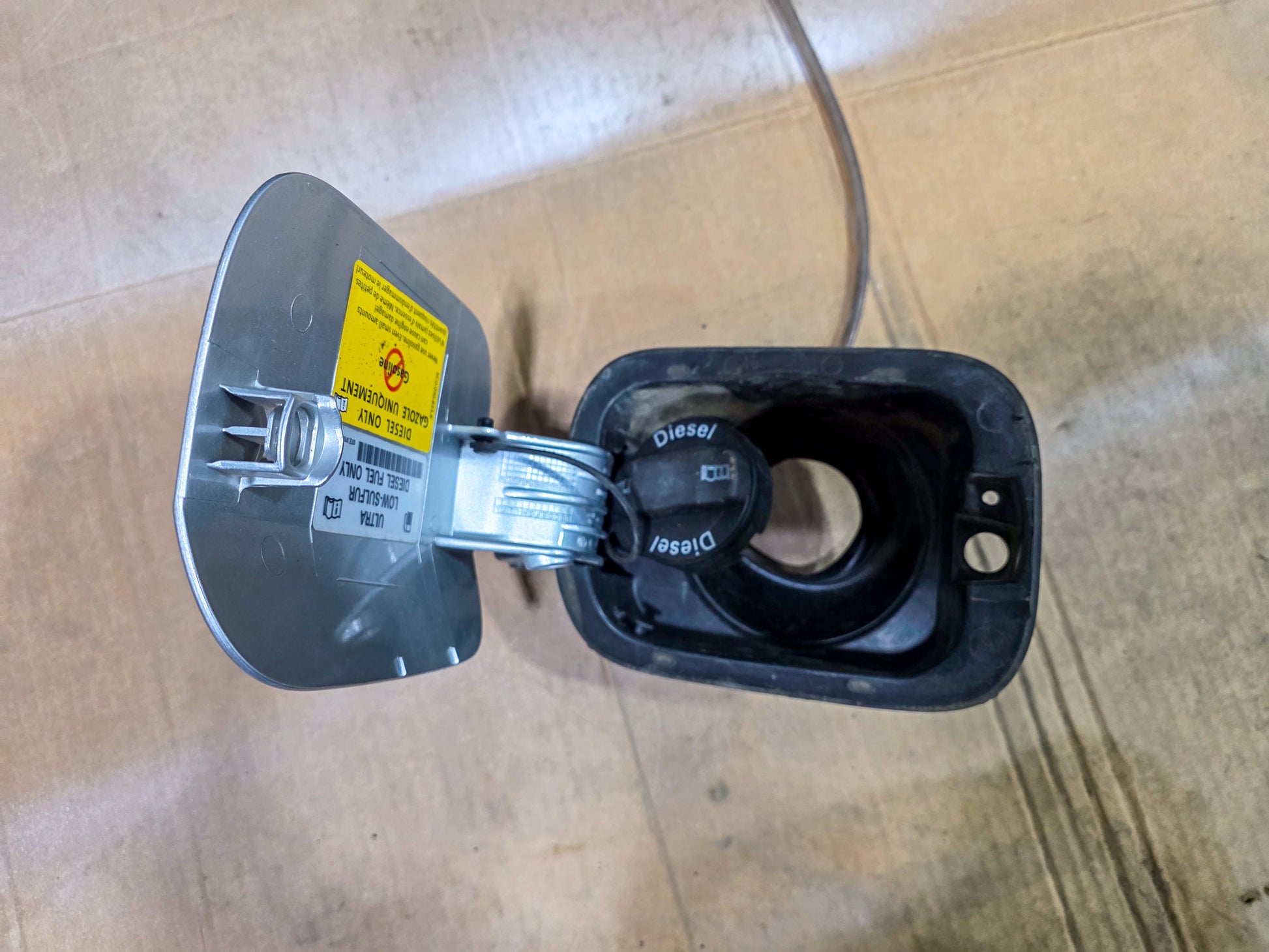 2011-2018 Volkswagen Jetta Fuel Tank Filler Door 5c6809999 - view 2