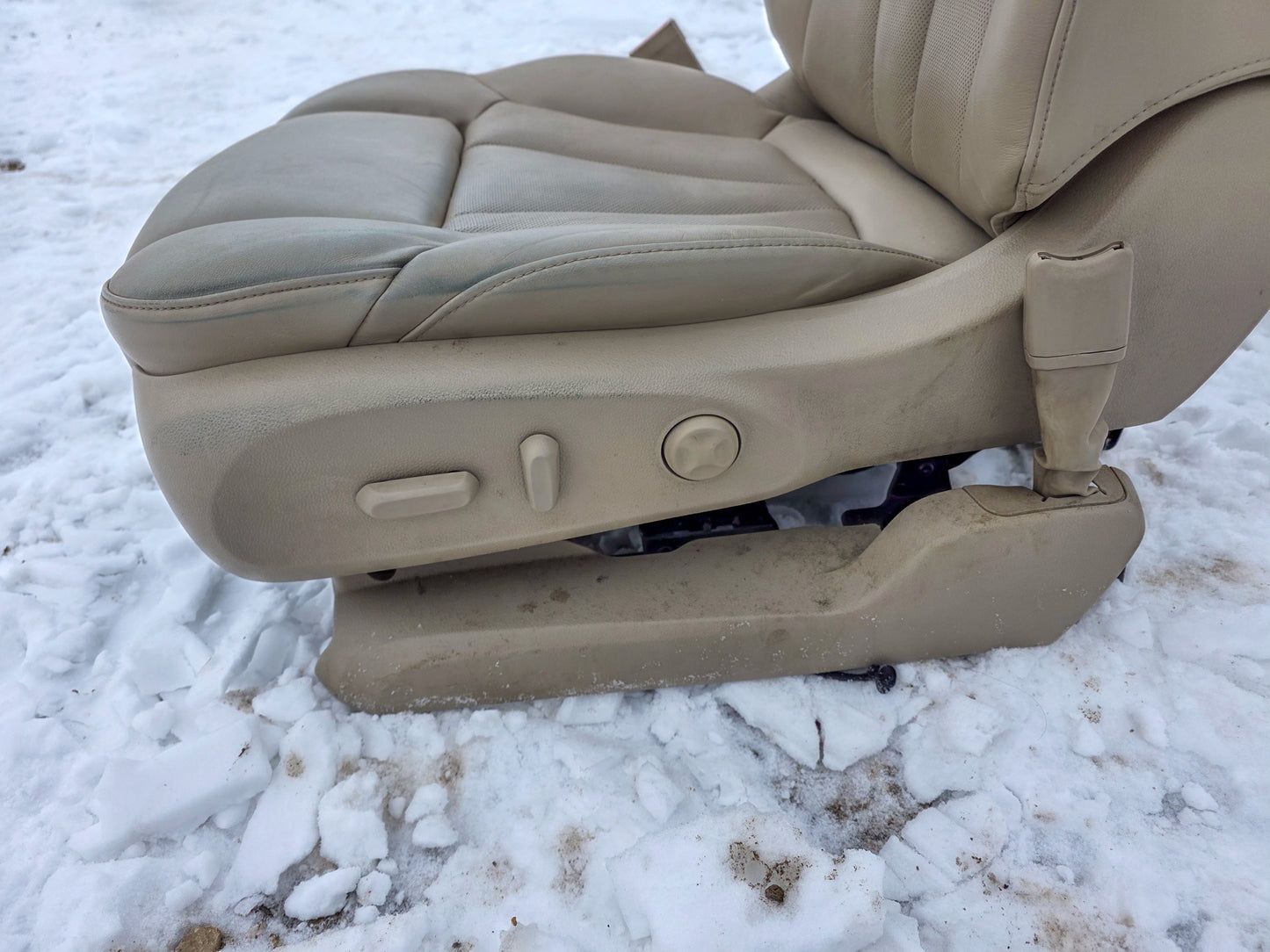2016-2020 Buick Envision Front Driver Left Side Seat 84275745,  84151971, 23307024, 84023044