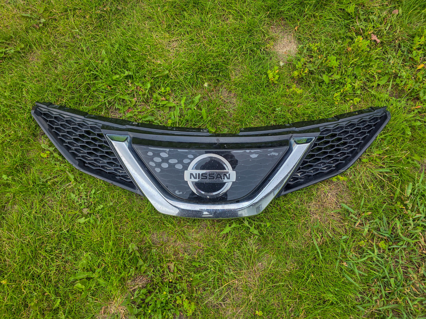 2014-2021 Nissan Qashqai Front Bumper Grille w/ Front View Camera OEM