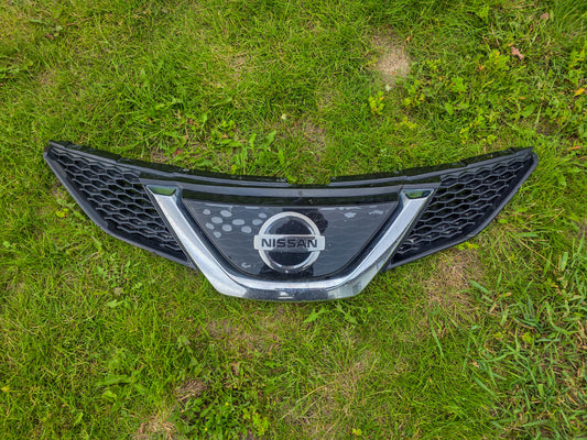2014-2021 Nissan Qashqai Front Bumper Grille w/ Front View Camera OEM