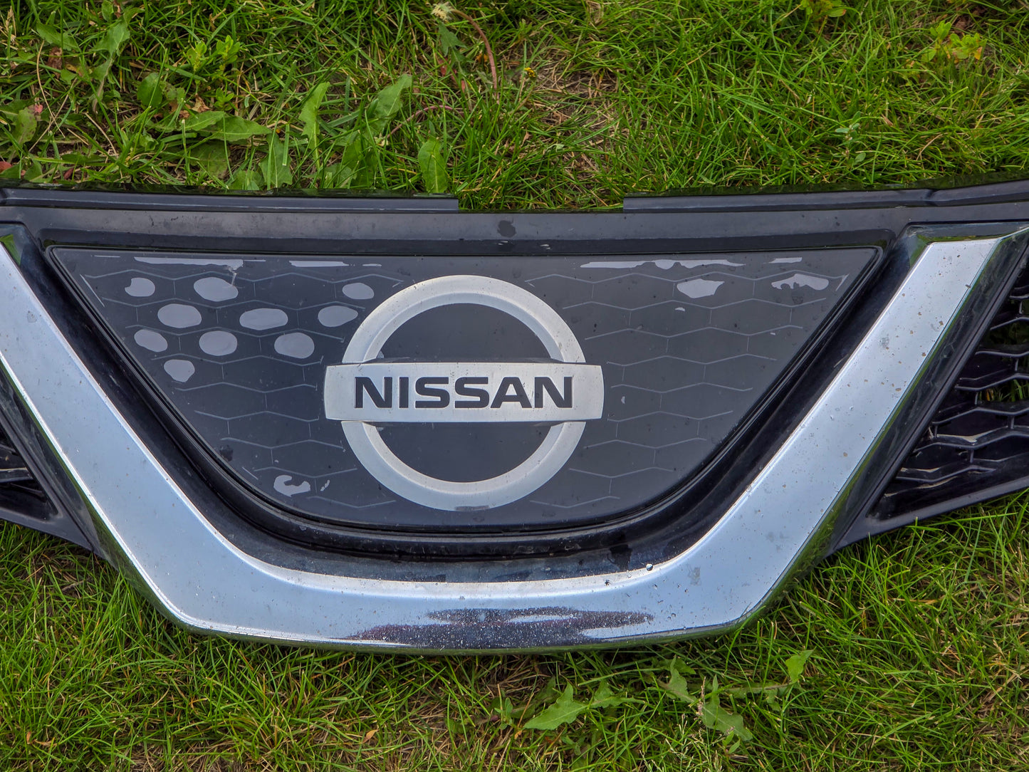 2014-2021 Nissan Qashqai Front Bumper Grille w/ Front View Camera OEM