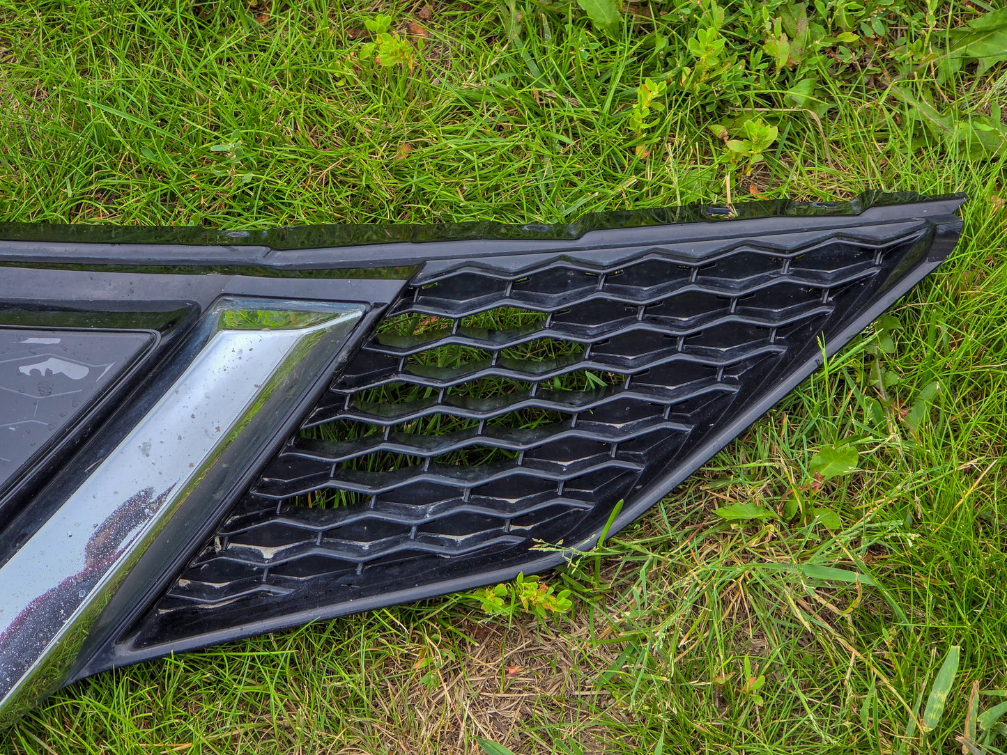 2014-2021 Nissan Qashqai Front Bumper Grille w/ Front View Camera OEM