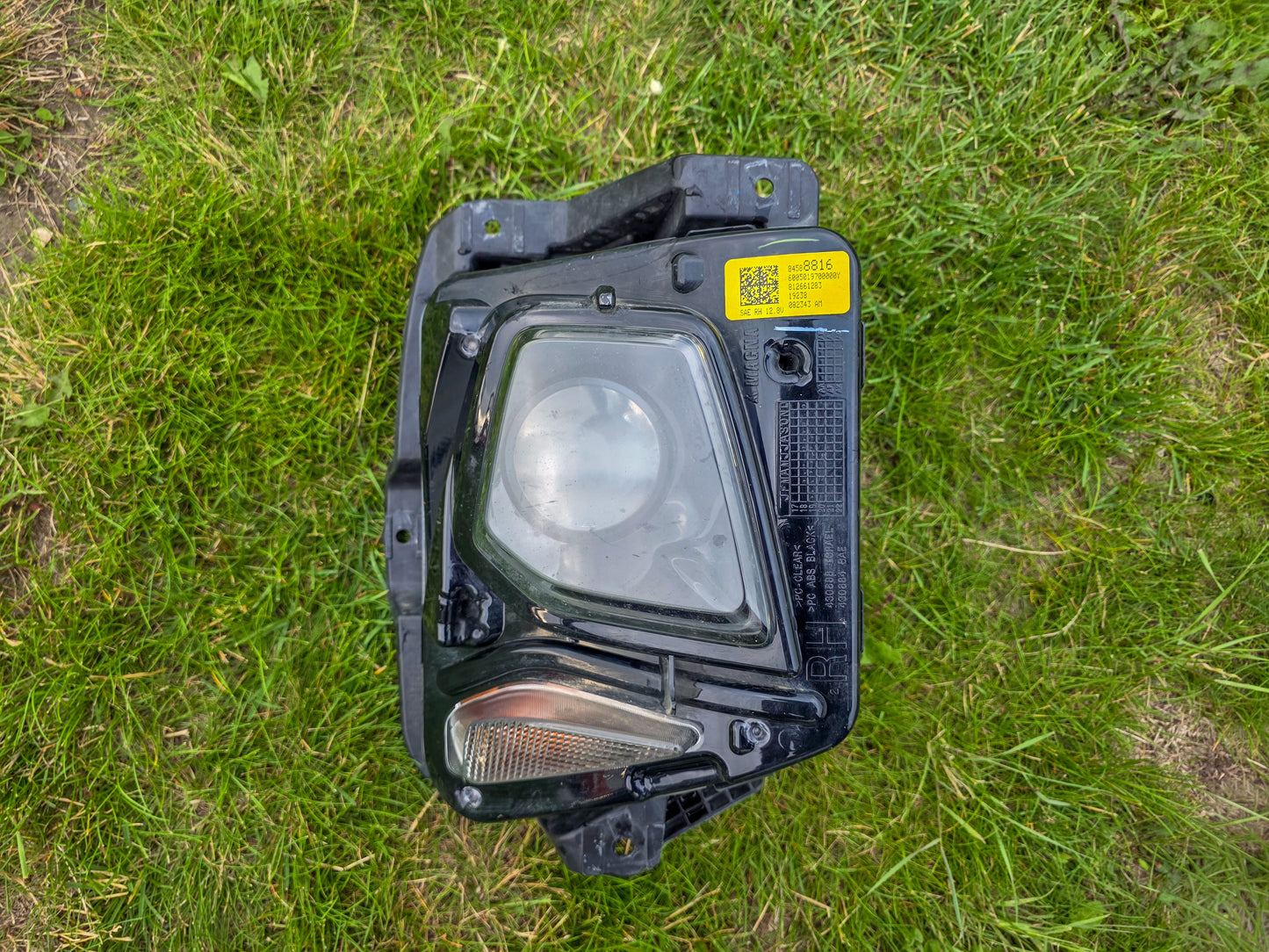 2019-2022 Chevrolet Blazer Headlight Right Passenger Xenon Lamp OEM 84588816