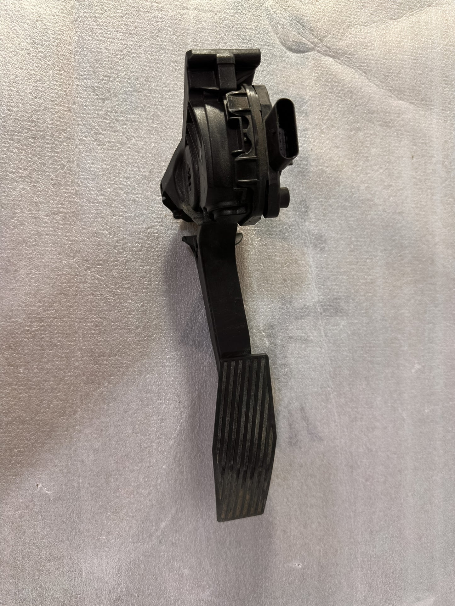 2018-2020 Buick Envision  Accelerator Pedal. Pedal Travel Sensor 84173182, 84366778 - view 2