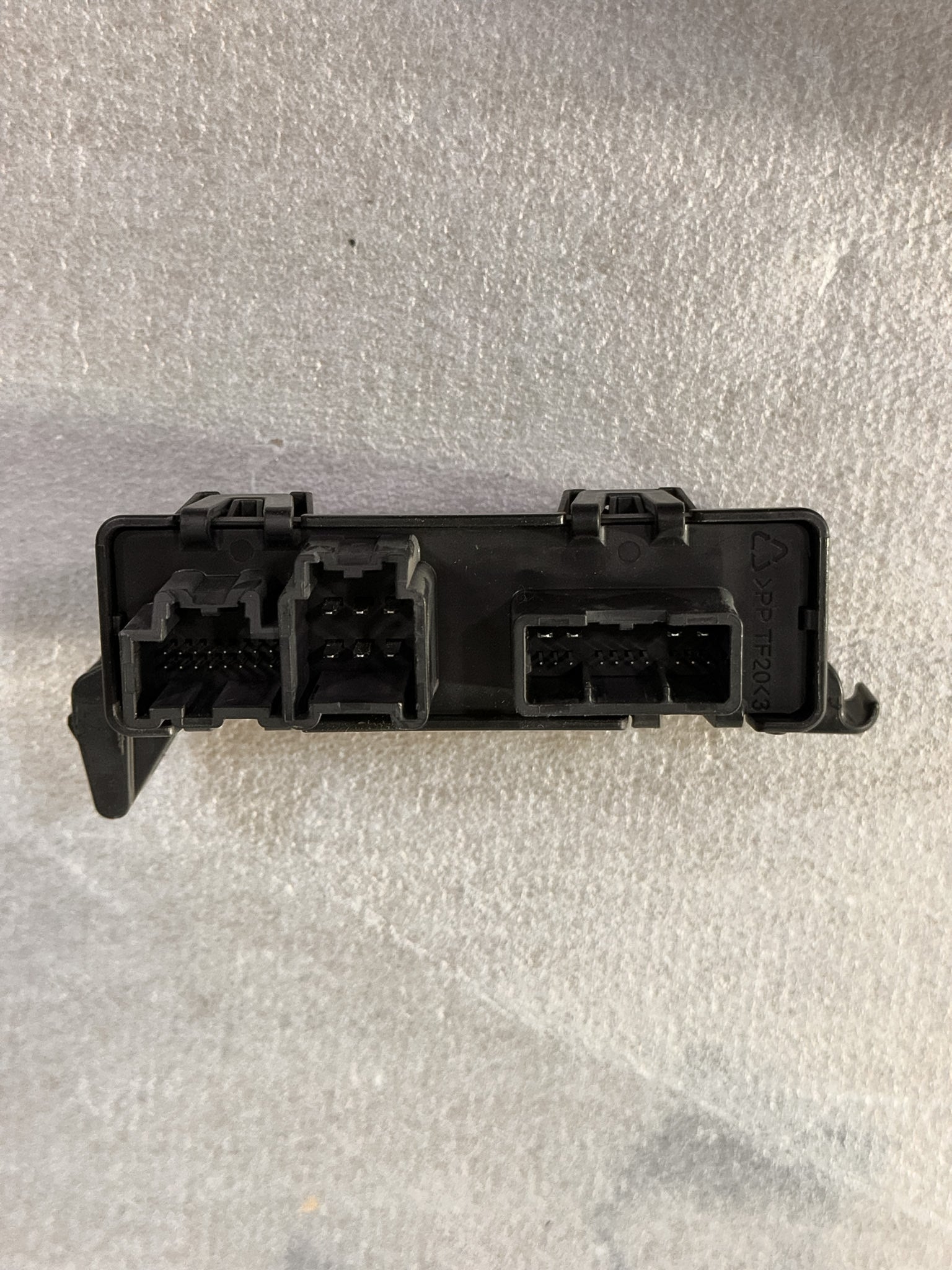 2019 Buick Envision Power Liftgate Tailgate Control Module OEM 84233603 - view 2