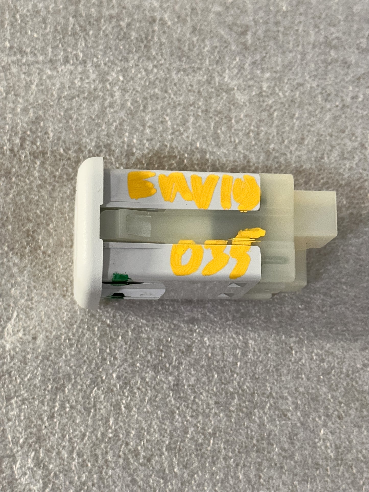 2019 Buick Envision White USB & Aux Plug Module For Center Console 13519225, 13509943, 23217326