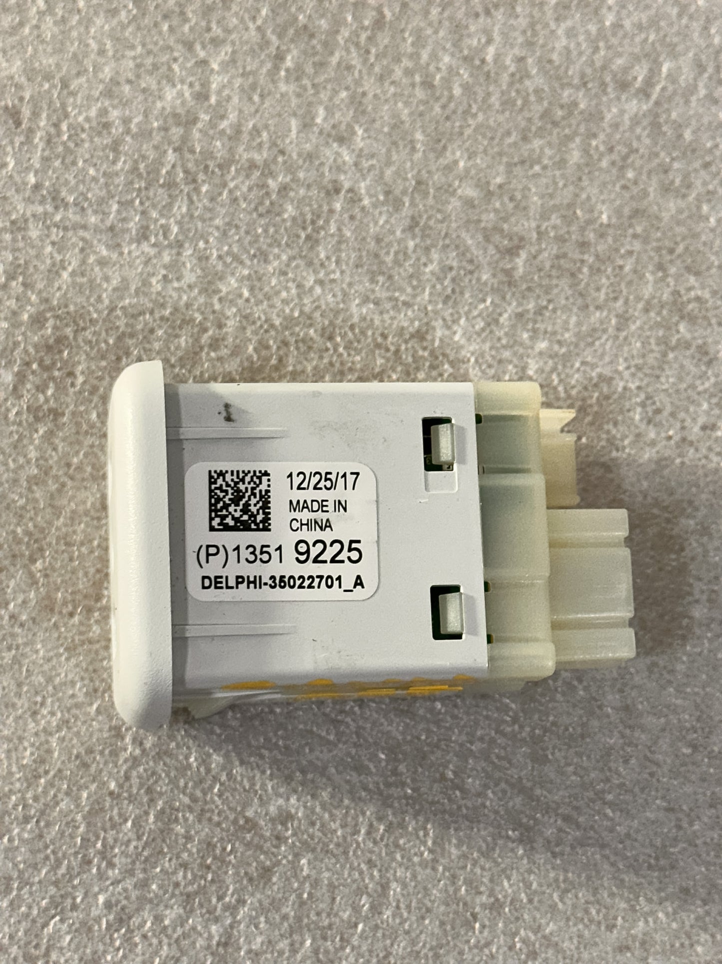 2019 Buick Envision White USB & Aux Plug Module For Center Console 13519225, 13509943, 23217326