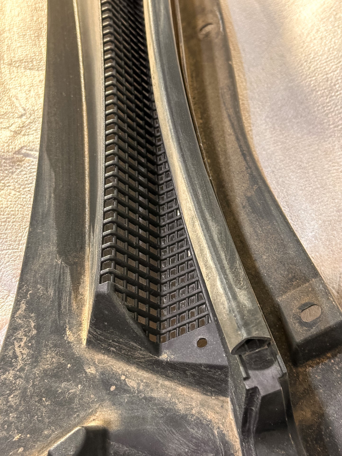 2016-2020 Buick Envision Cowl Grille Air Inlet Grille Panel  23255660