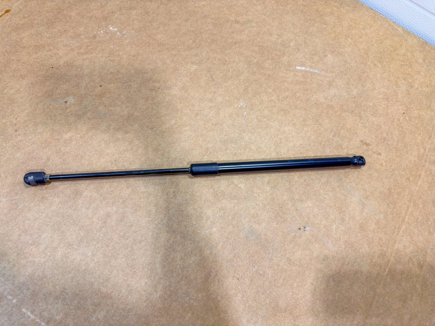 2017-2020 Chevrolet Cruze Liftgate Strut 39094113, 39077222