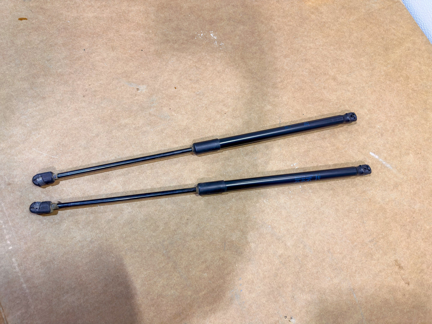 2017-2020 Chevrolet Cruze Liftgate Strut 39094113, 39077222