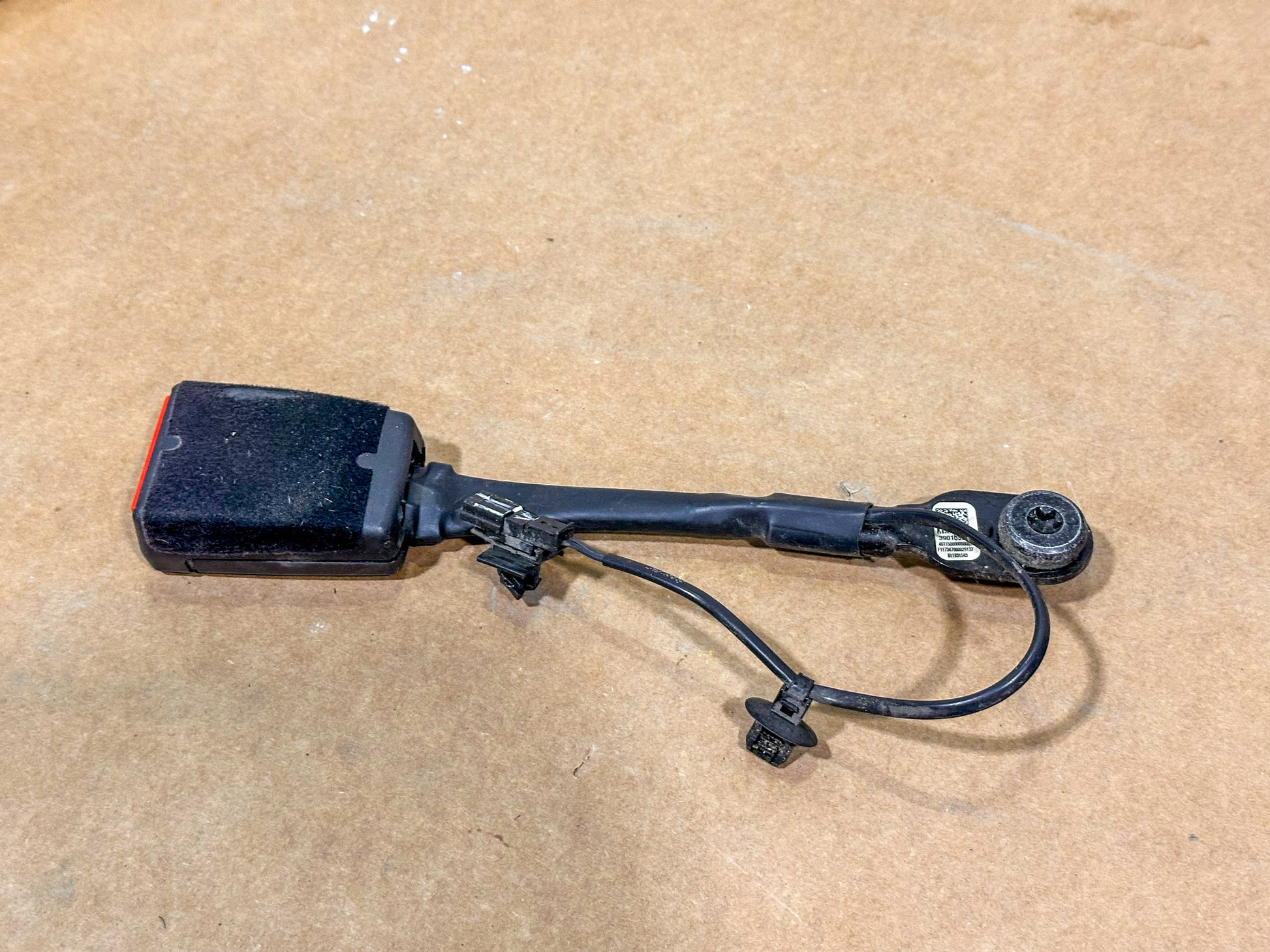 2016-2019 Chevrolet Cruze Front Left Seat Belt Buckle 39016993 - view 3