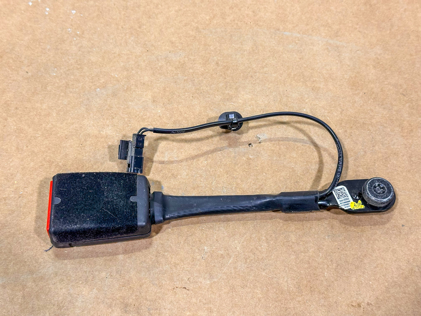 2016-2019 Chevrolet Cruze Front Right Seat Belt Buckle 39016993 - view 3