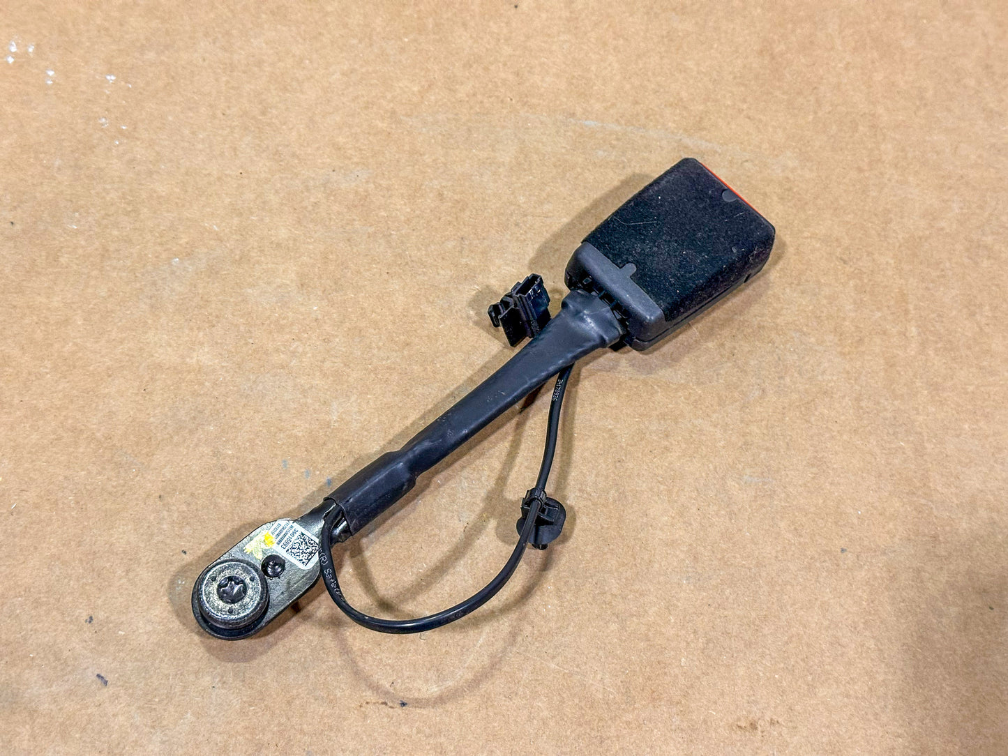 2016-2019 Chevrolet Cruze Front Right Seat Belt Buckle 39016993 - view 4