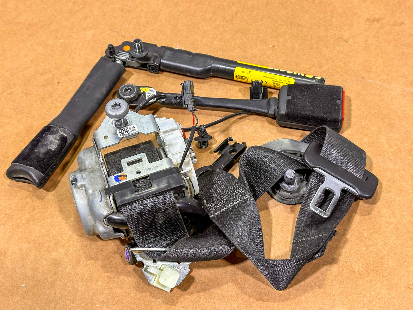 2016-2019 Chevrolet Cruze Front Right Seat Belt Buckle 39016993 - view 5