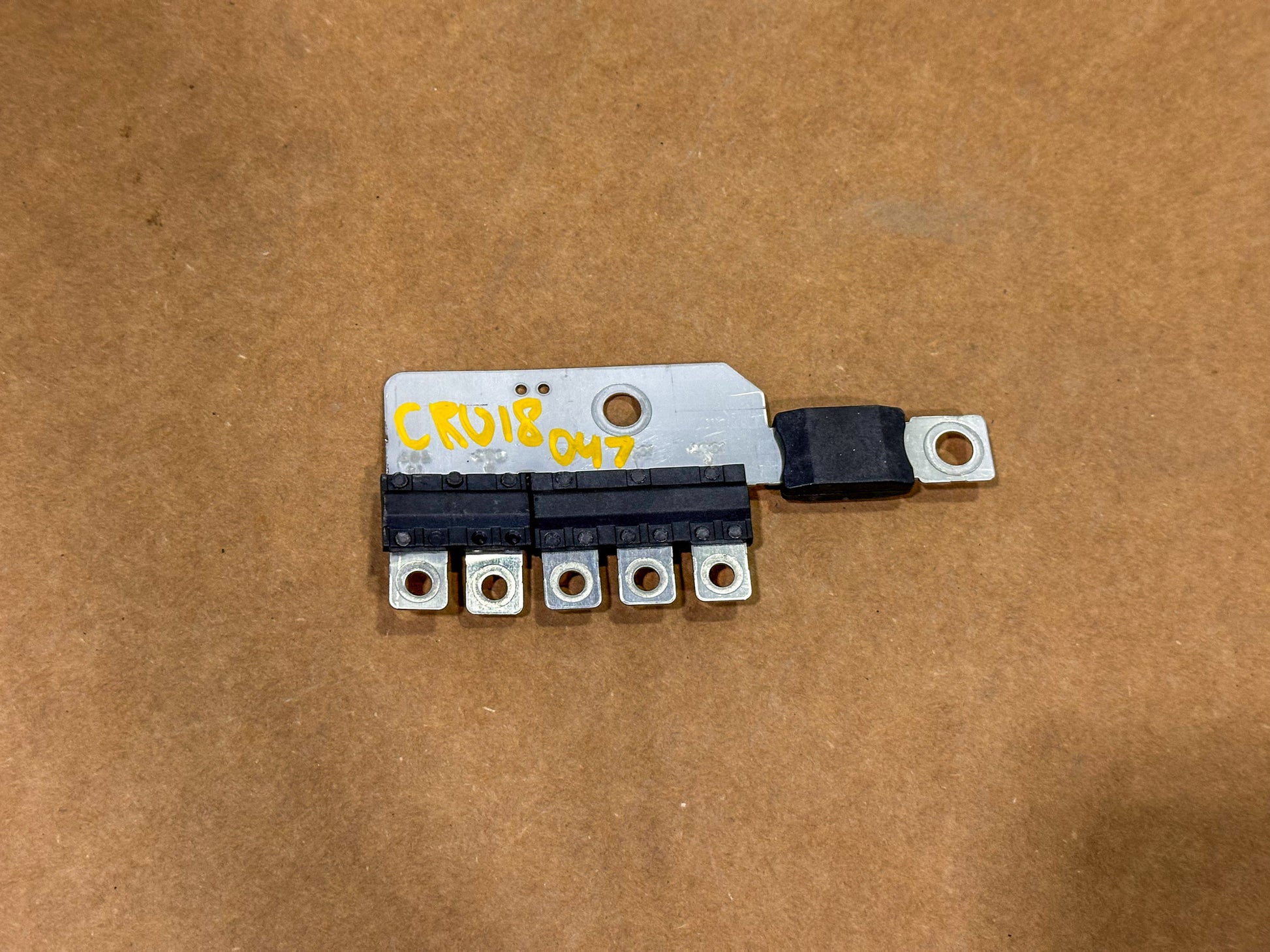 2016-2019 Chevrolet Cruze Fuse Plates 39012681, 06980059Z-1 - view 2
