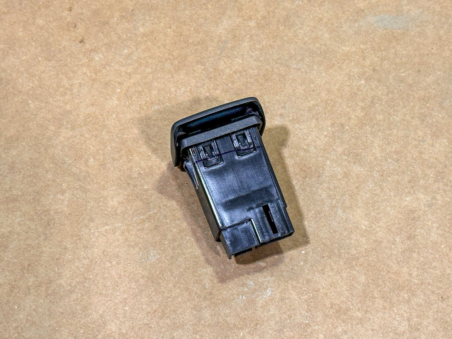 2016-2019 Chevrolet Cruze Center Console Auxiliar Usb Port Charger OEM 39087966 - view 2