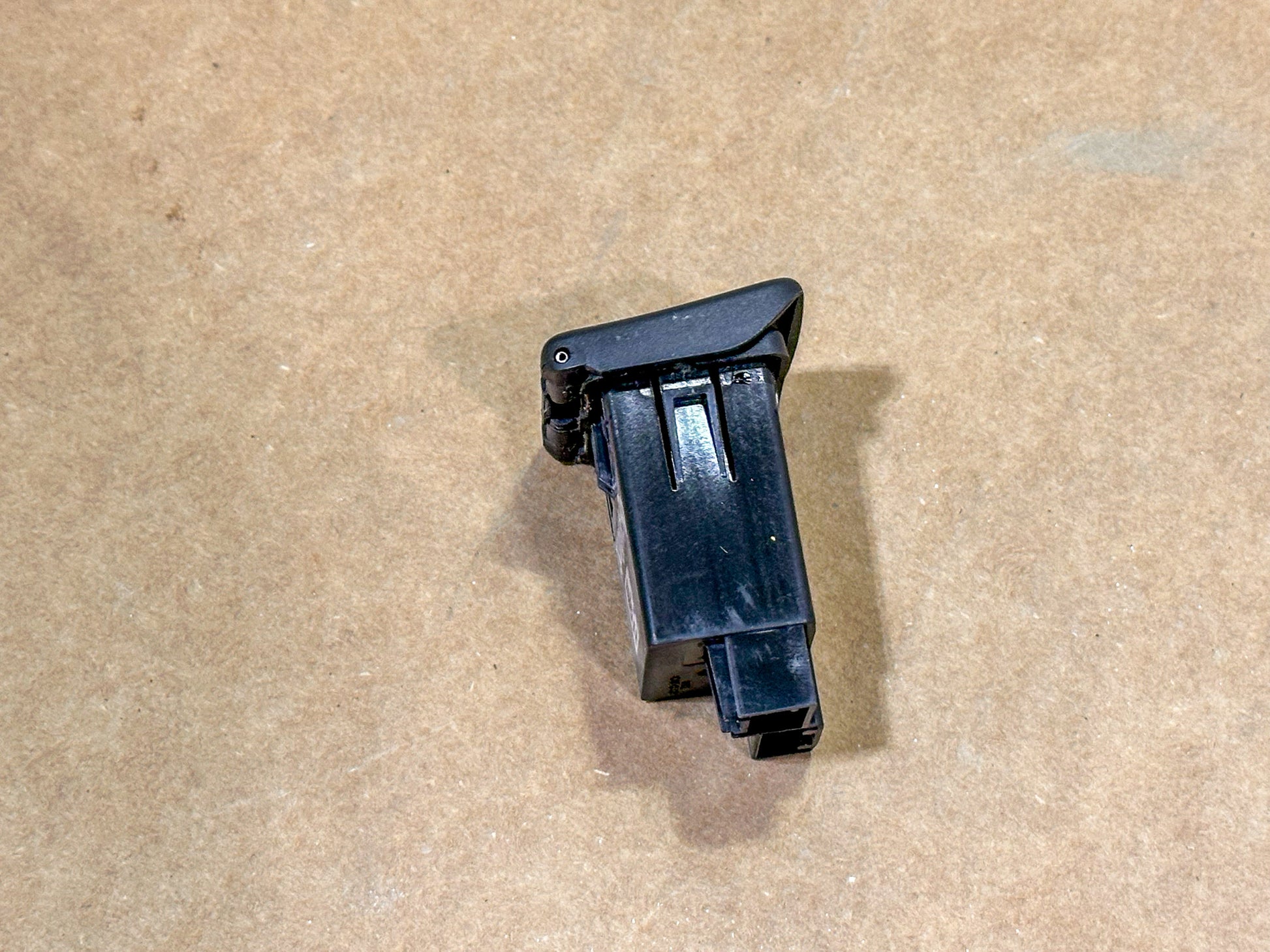 2016-2019 Chevrolet Cruze Center Console Auxiliar Usb Port Charger OEM 39087966 - view 3