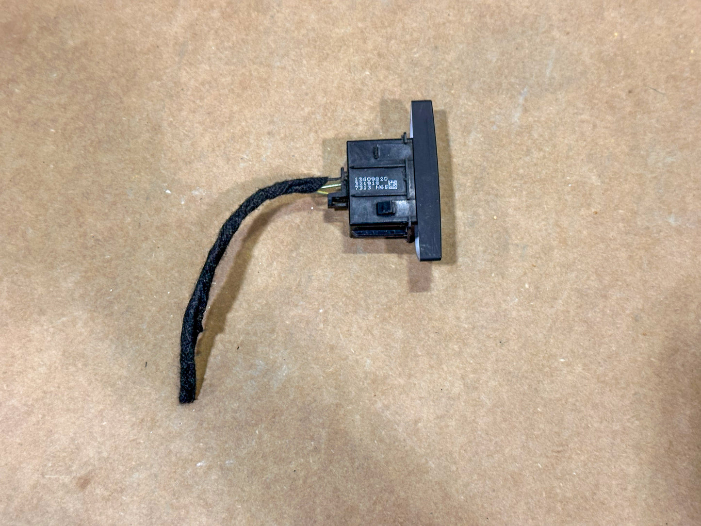 2016-2019 Chevrolet Cruze Hazard Switch Button 13409820 - view 3