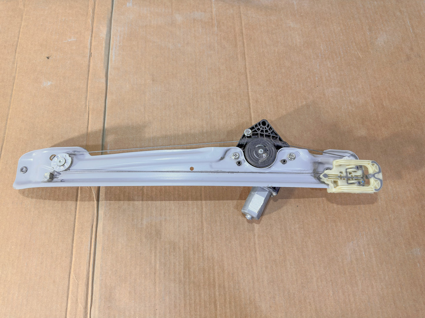 2018-2024 Chevrolet Equinox Front Left Side Door Window Regulator W/ Motor OEM 84478579