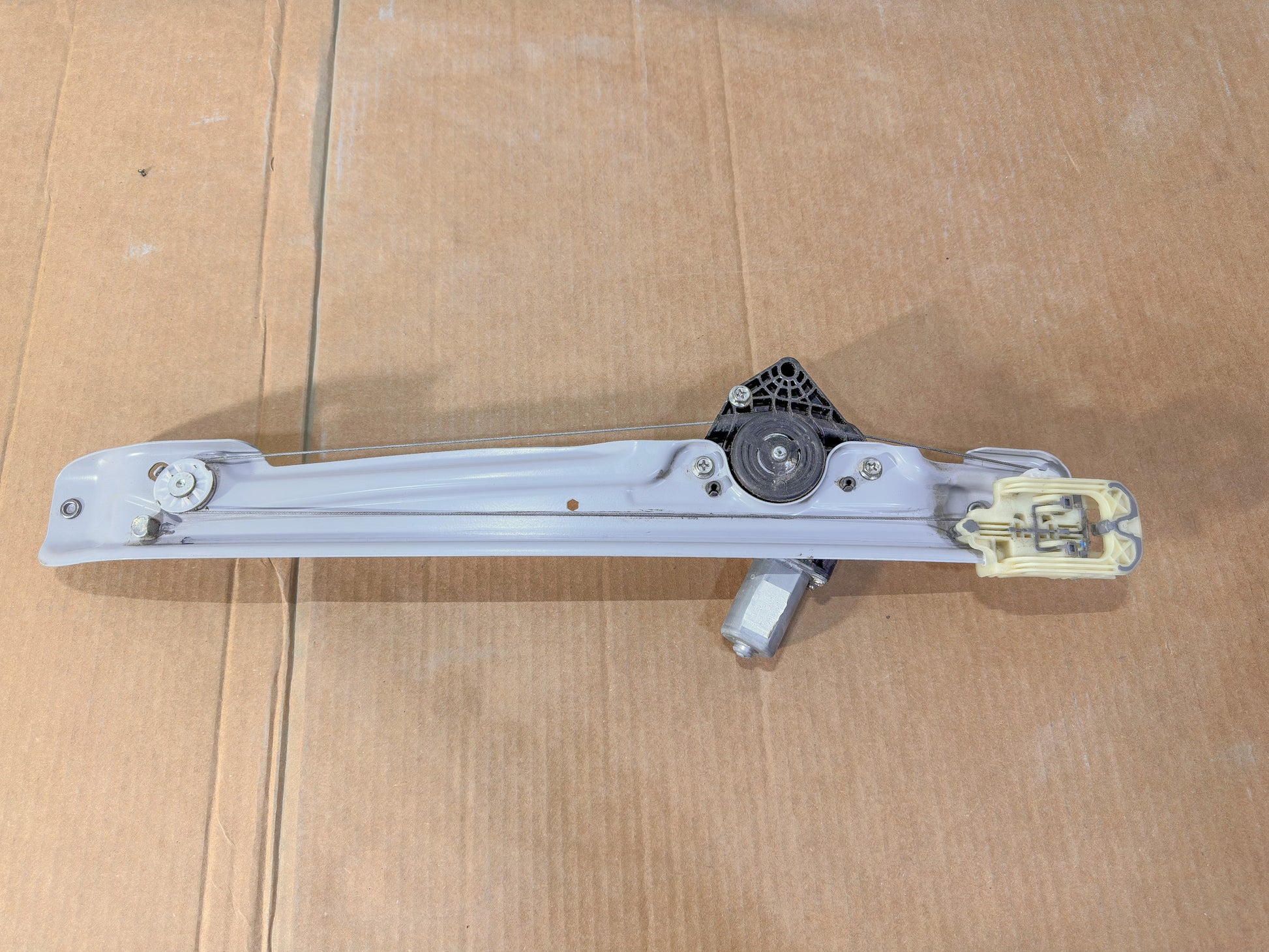 2018-2024 Chevrolet Equinox Front Left Side Door Window Regulator W/ Motor OEM 84478579