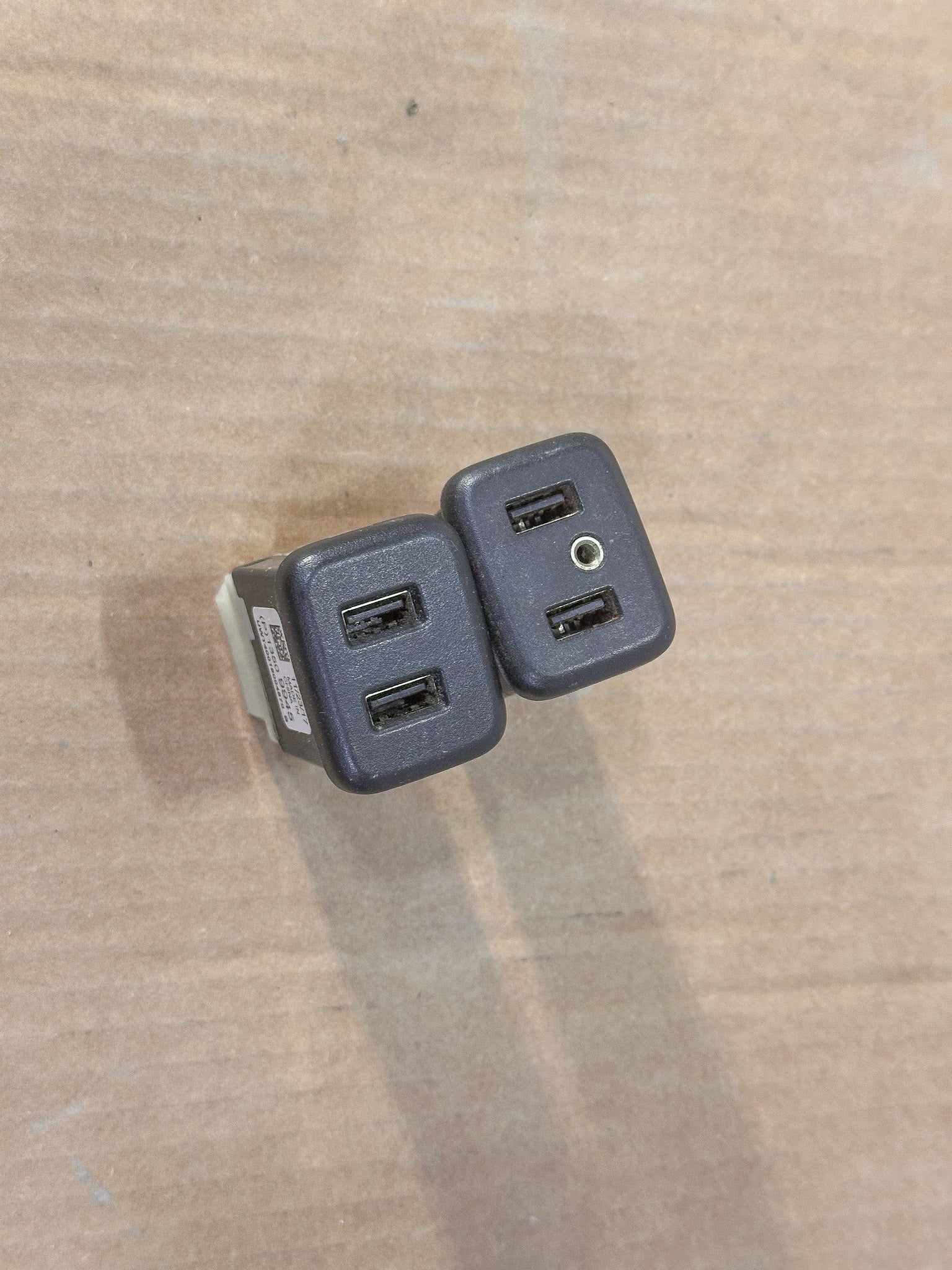 2016-2024 Chevrolet Equinox USB Audio Port Aux Receptacle 13519224, 13509942, 13510854, 23496501 - view 3