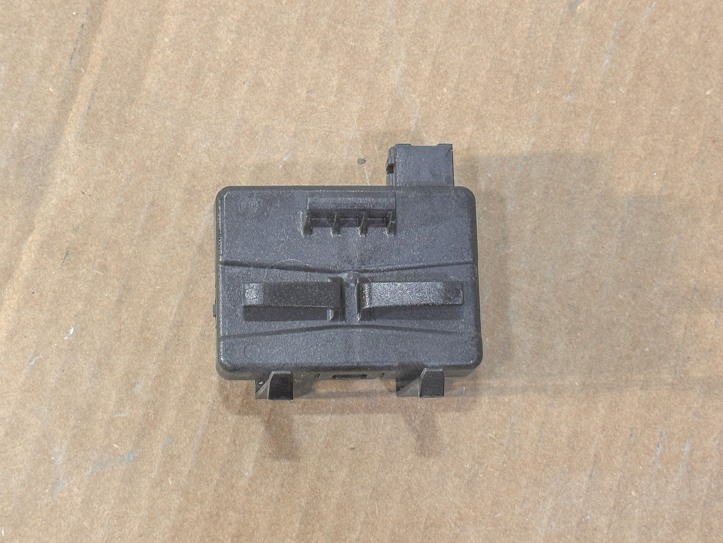 2016-2024 Chevrolet Equinox Keyless Entry Remote Receiver Module 13595510 OEM - view 2