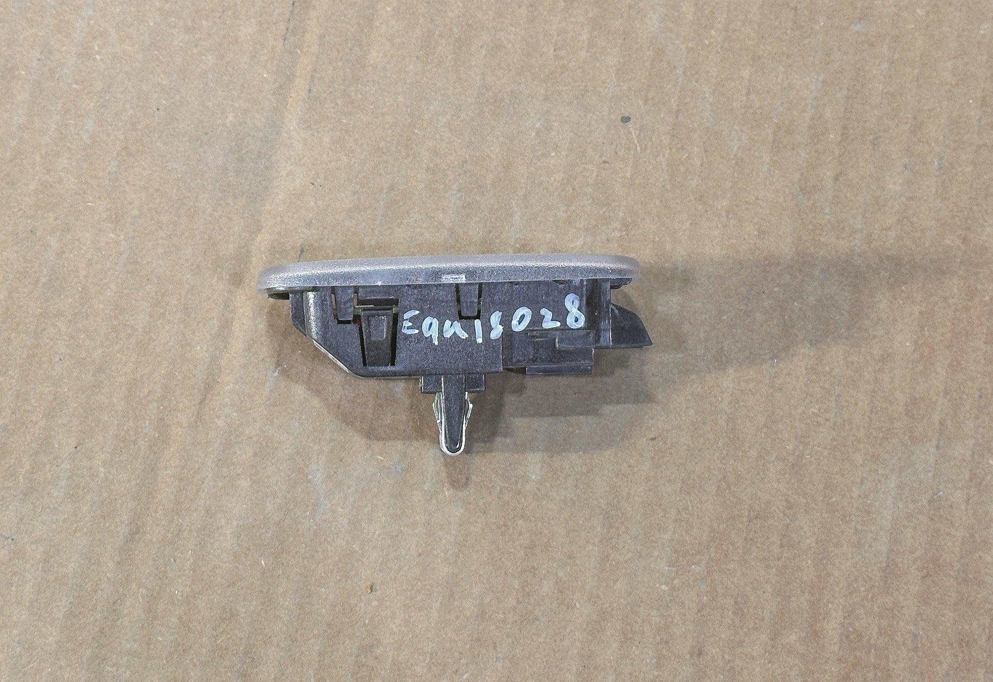 2016-2024 Chevrolet Equinox Rear Trunk Courtesy Light Lamp 22898070 - view 3