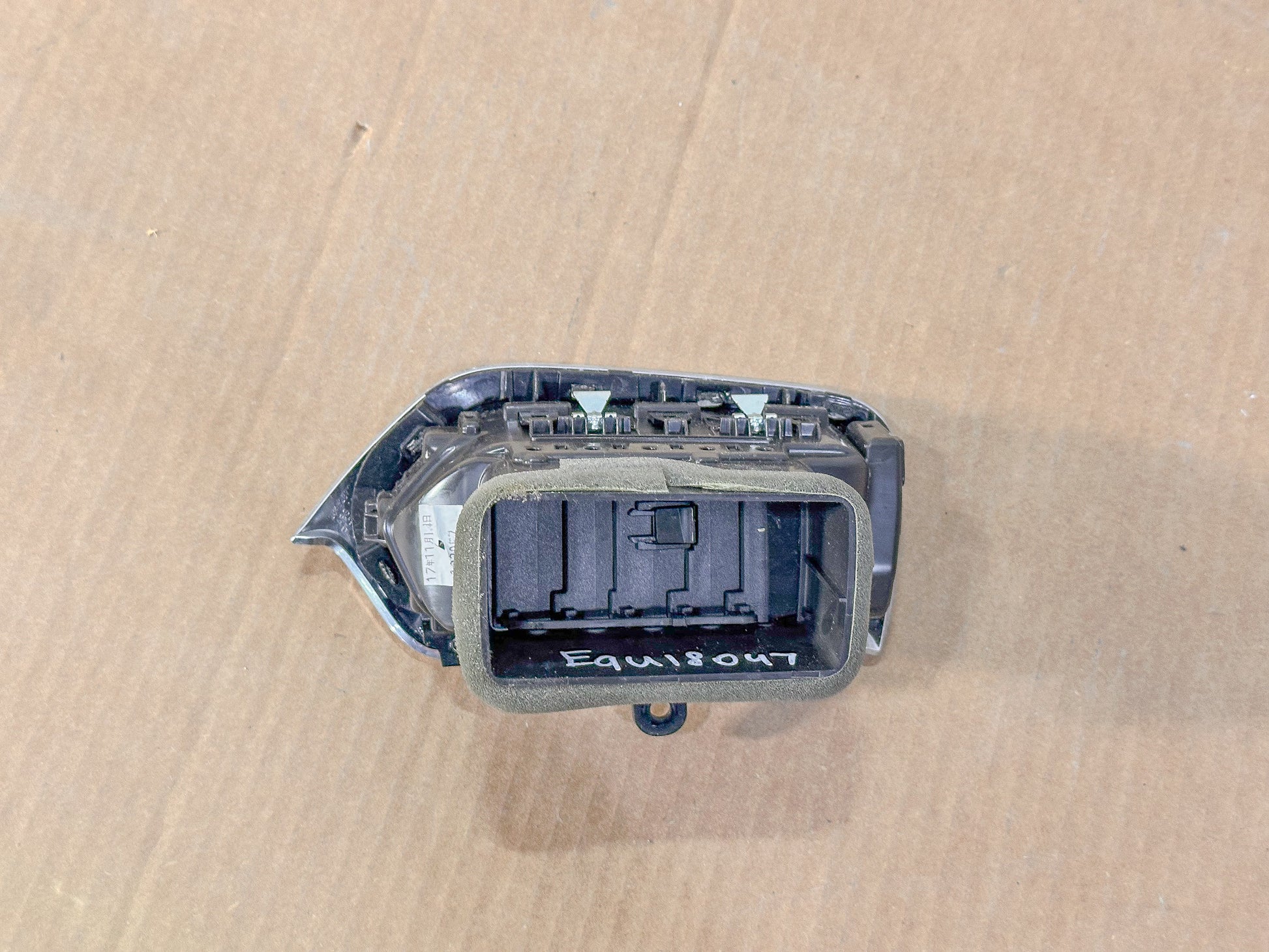 2018-2024 Chevrolet Equinox Dashboard Right Vent Grille 22953483 - view 3