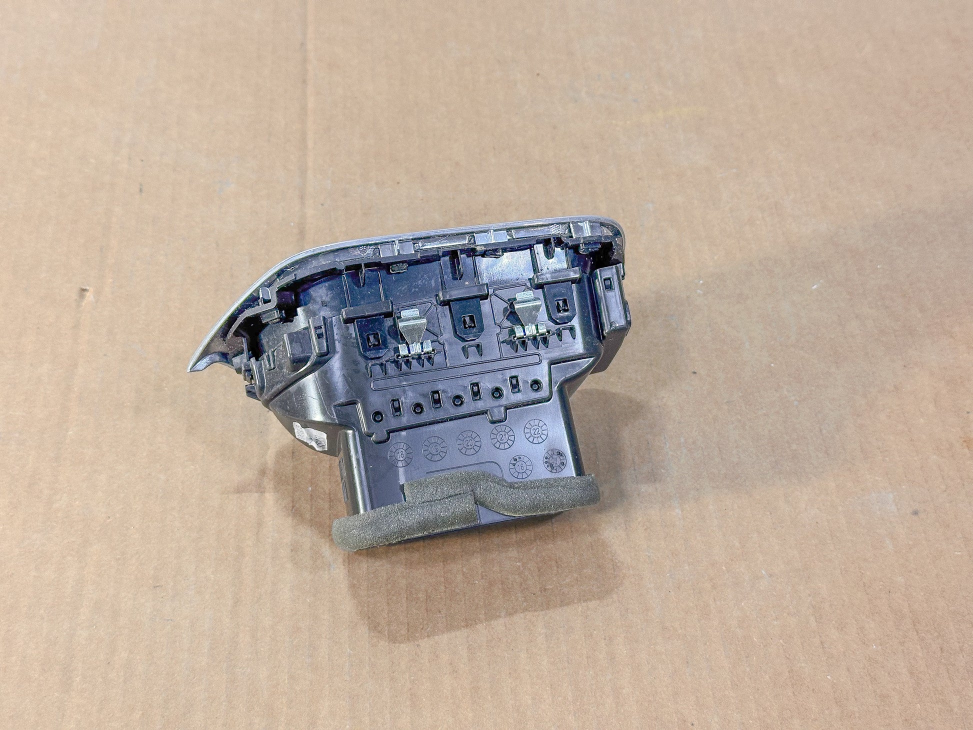 2018-2024 Chevrolet Equinox Dashboard Right Vent Grille 22953483 - view 4
