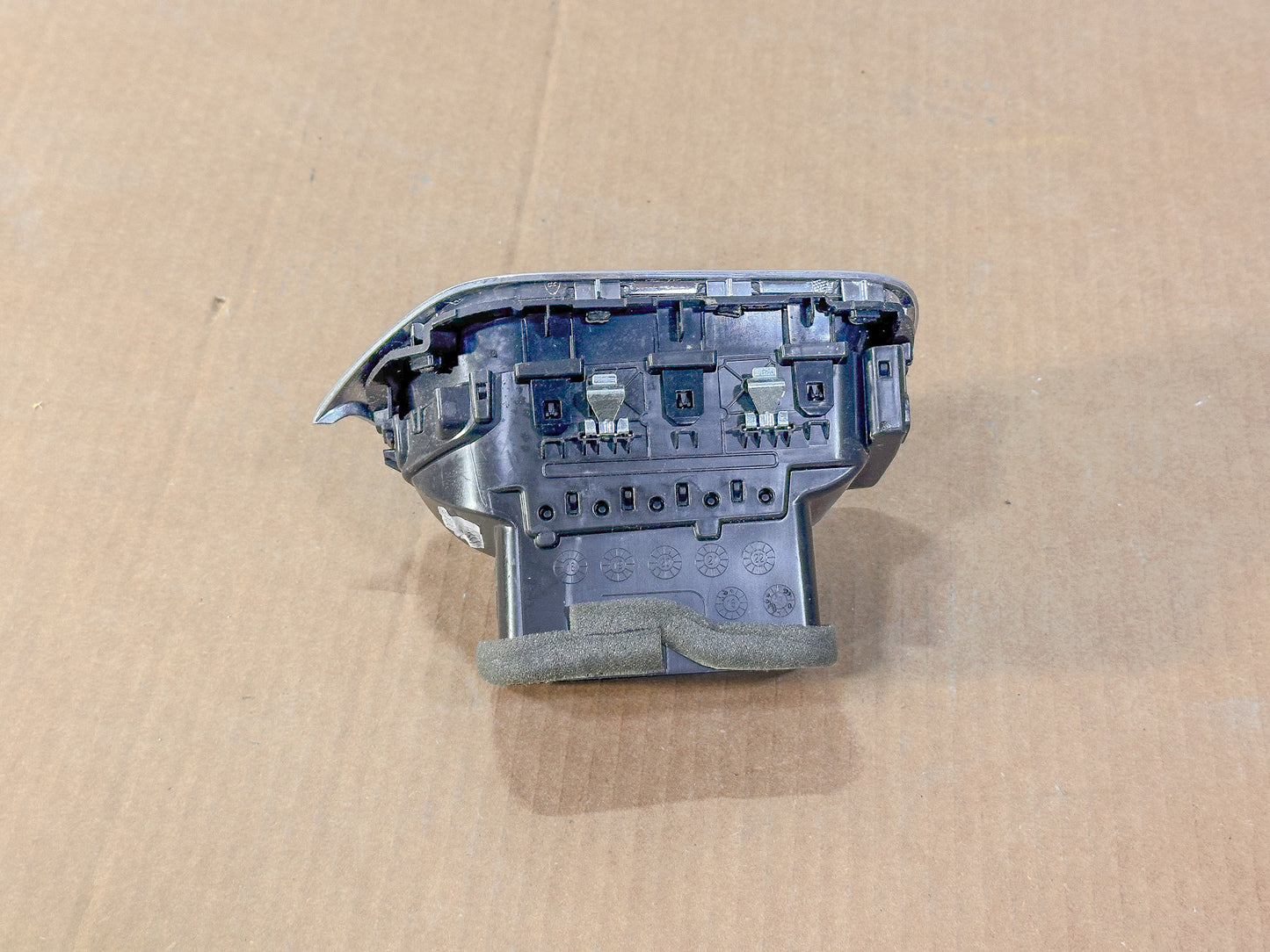 2018-2024 Chevrolet Equinox Dashboard Right Vent Grille 22953483 - view 5