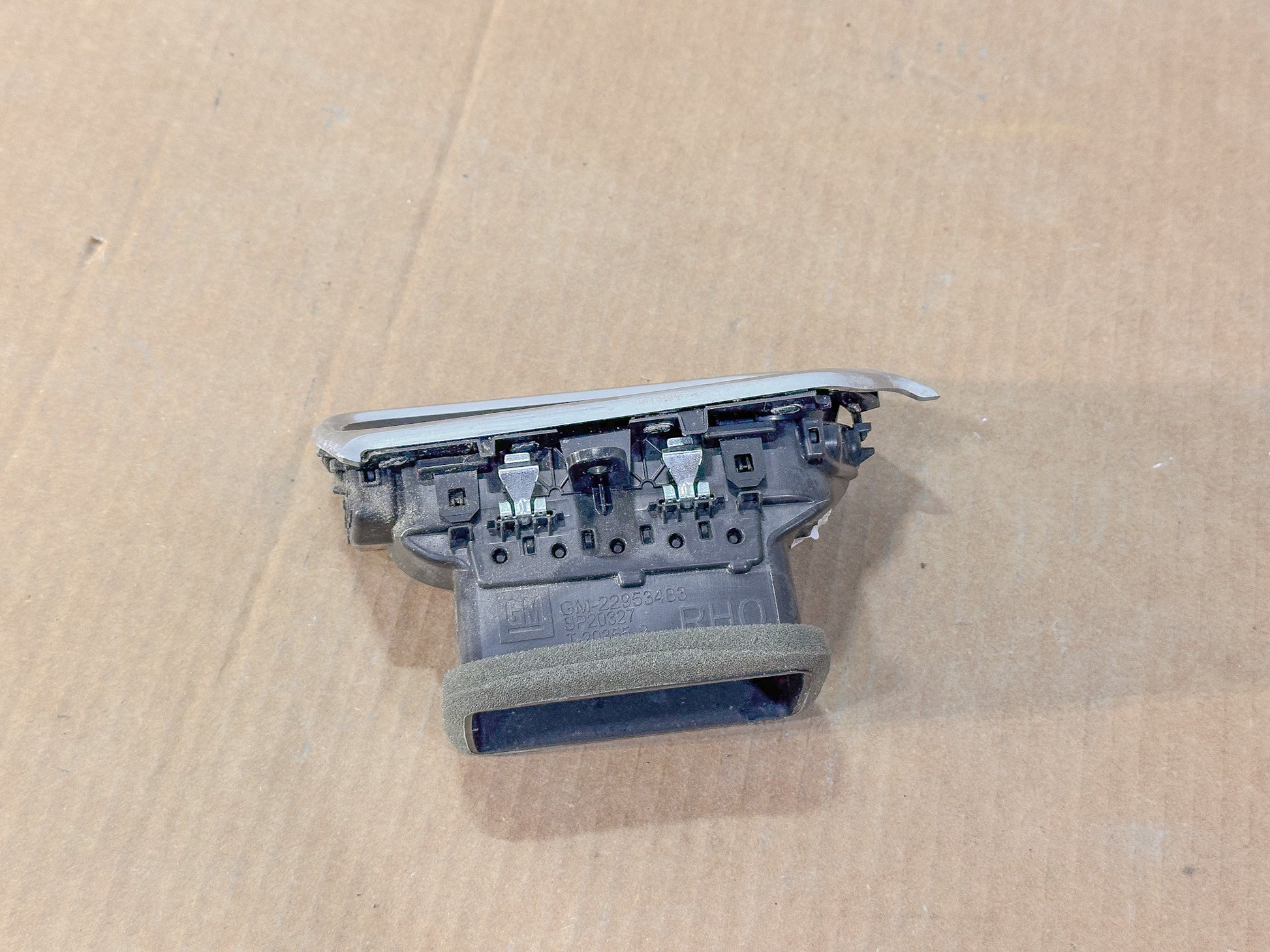 2018-2024 Chevrolet Equinox Dashboard Right Vent Grille 22953483 - view 6