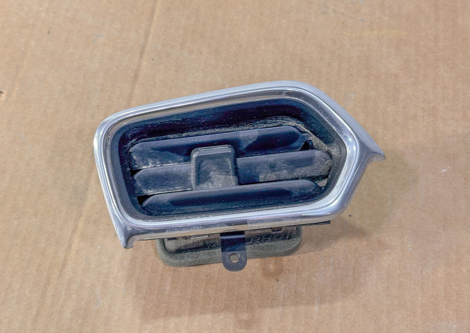 2018-2024 Chevrolet Equinox Dashboard Right Vent Grille 22953483 - view 2